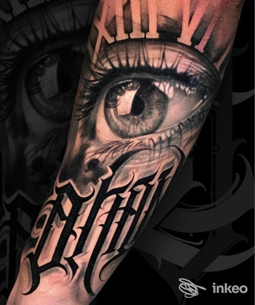 Tatuaggio realistico con occhio e lettering sull'avambraccio - Orgoglio & Pregiudizio Tattoo Studio, Cameri.