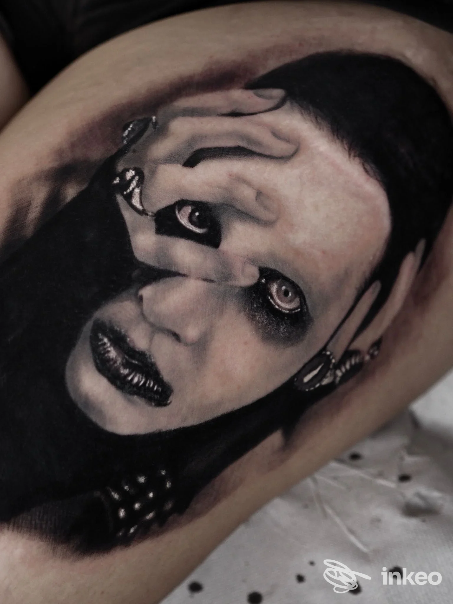 Ritratto realistico in bianco e nero tatuato sull'avambraccio, lavoro di OviTattoo Art a Torino.