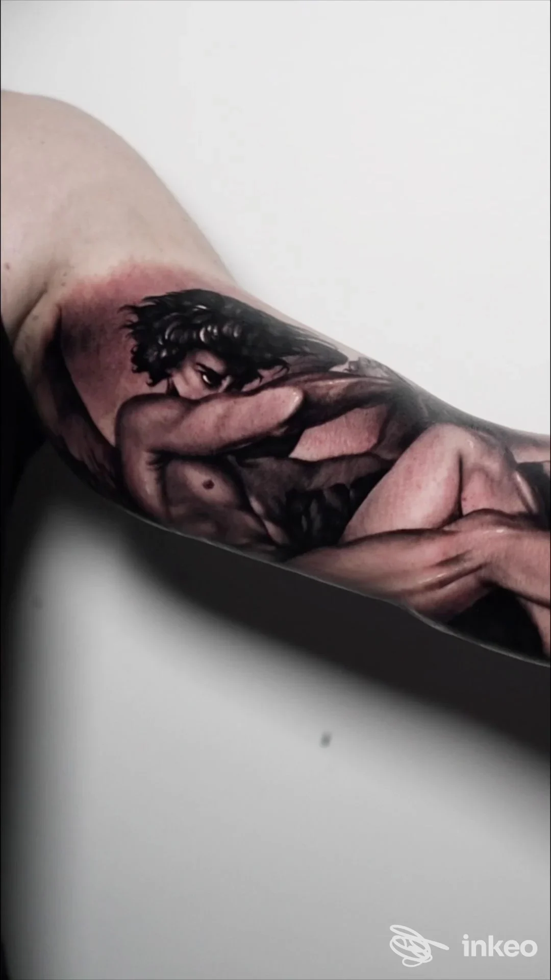 Tatuaggio realistico in bianco e nero sul braccio realizzato da OviTattoo Art, Torino, raffigurante figure umane.