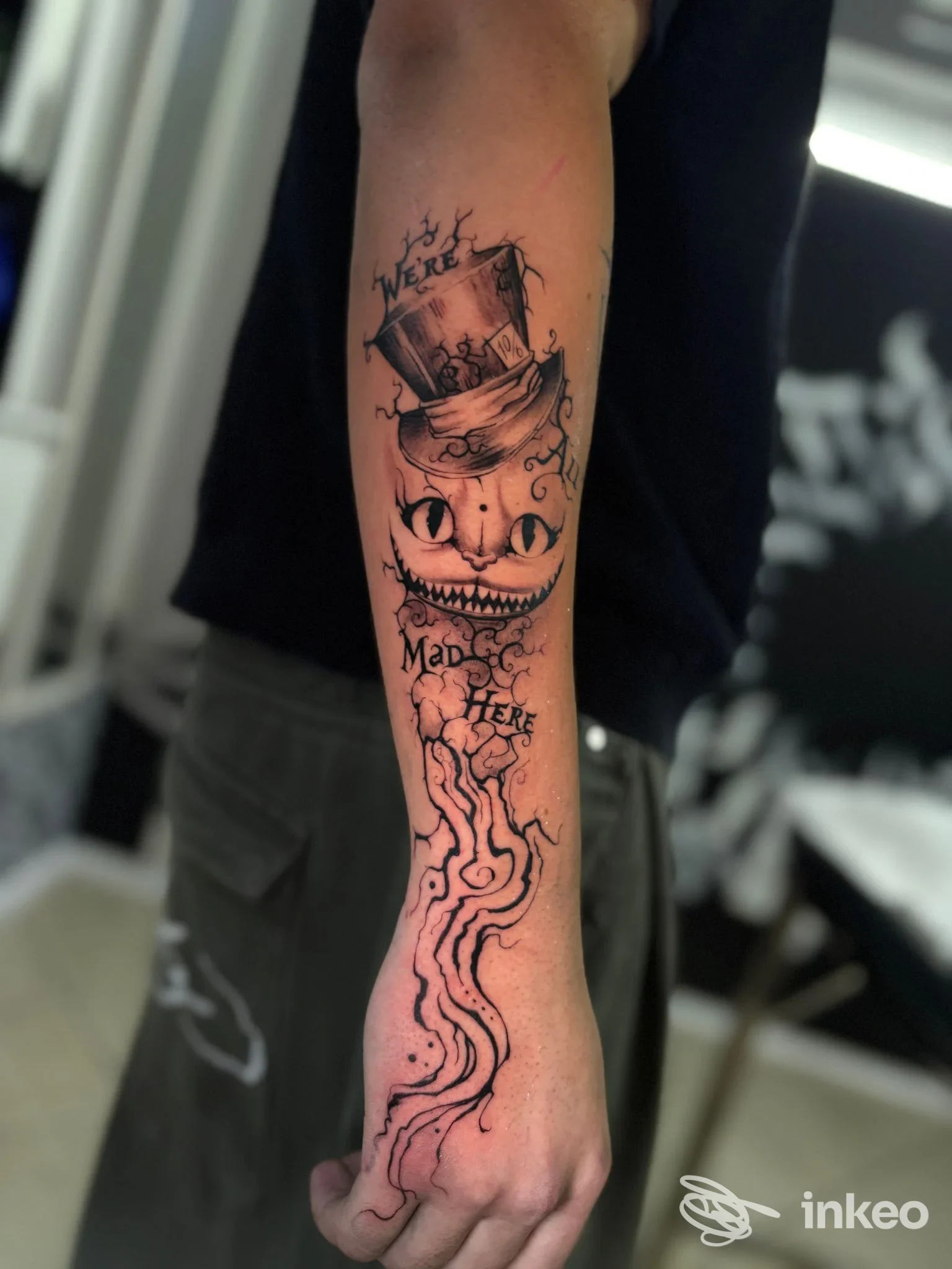 Avambraccio tatuato con design fumettistico e volto sorridente, lavoro eseguito da PrimusArt Tattoo a Vercelli.