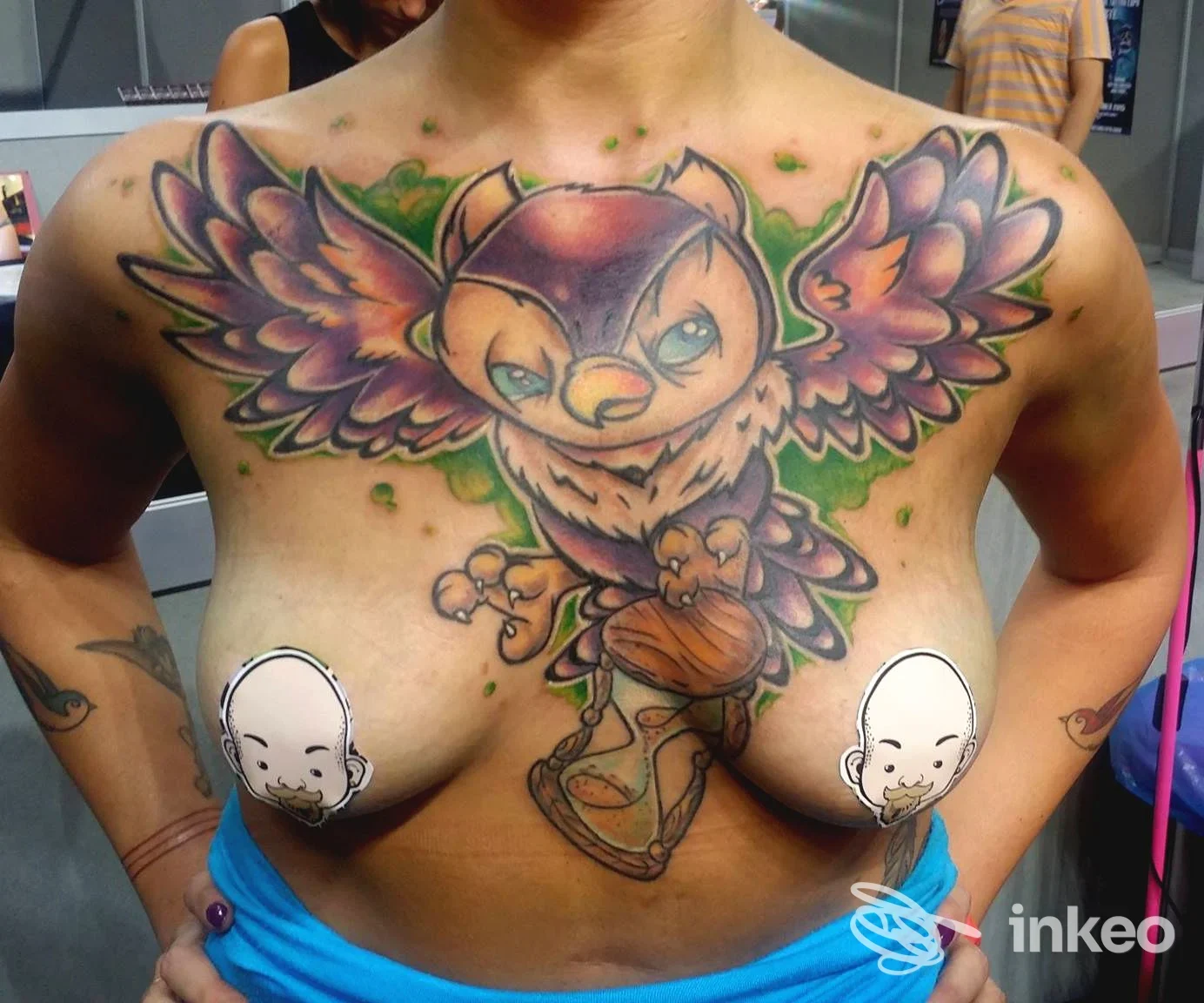 Ampio tatuaggio a gufo colorato sul petto, foto fornita dallo studio REITATTOO BODY EXPRESSION TATTOO STUDIO a Ghemme.