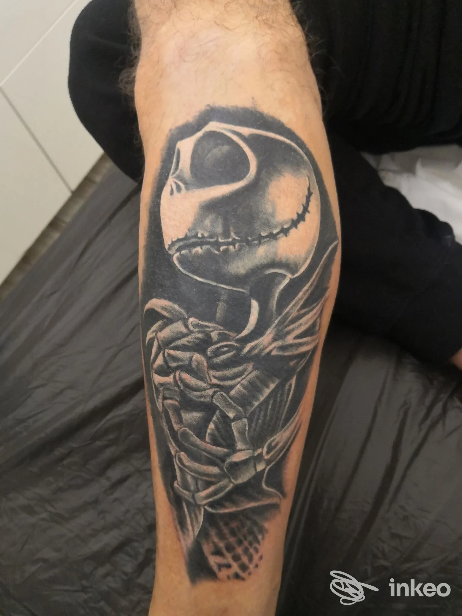 Tatuaggio in bianco e nero a tema teschio sull'avambraccio, foto fornita da REITATTOO BODY EXPRESSION TATTOO STUDIO, Ghemme.