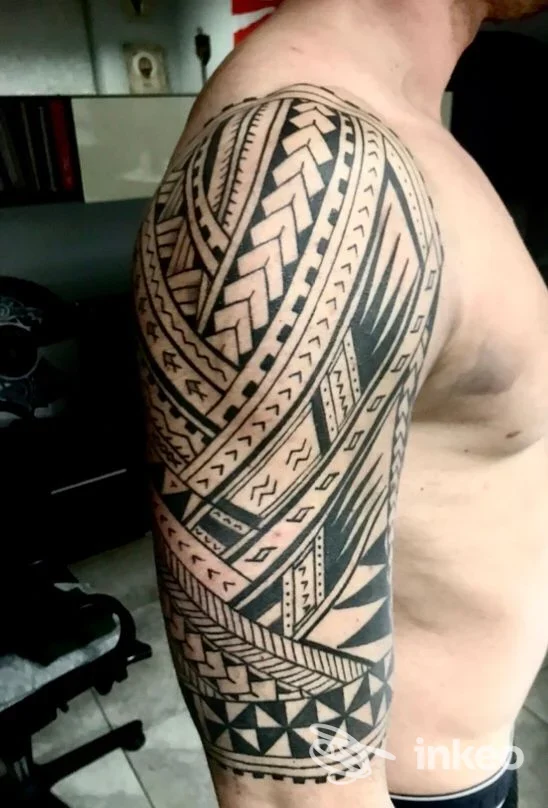 Ampio tatuaggio tribale nero su spalla e braccio realizzato da Renato Doctortattoo a Moncalieri.