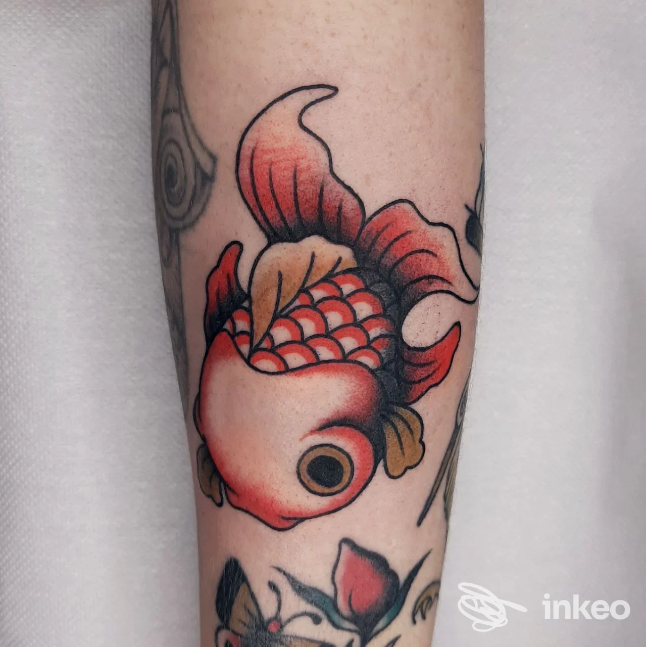 Tatuaggio di un pesce colorato sull'avambraccio, foto inviata da Ramble On Tattoo Parlour, Torino.
