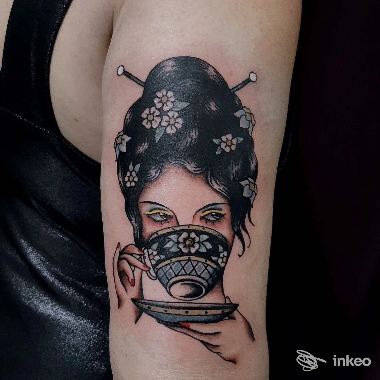 Tatuaggio su braccio con donna che beve da una tazza, realizzato da Ramble On Tattoo Parlour a Torino.