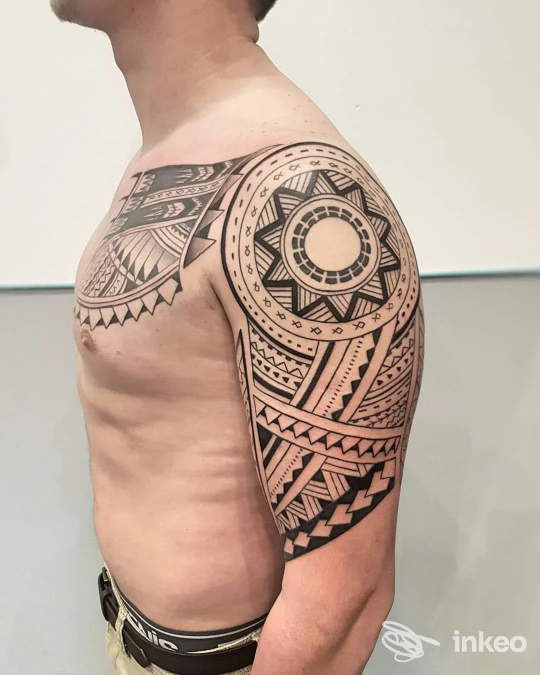 Ampio tatuaggio geometrico su spalla e braccio superiore, foto realizzata per Prisma Tattoo Studio a Torino.