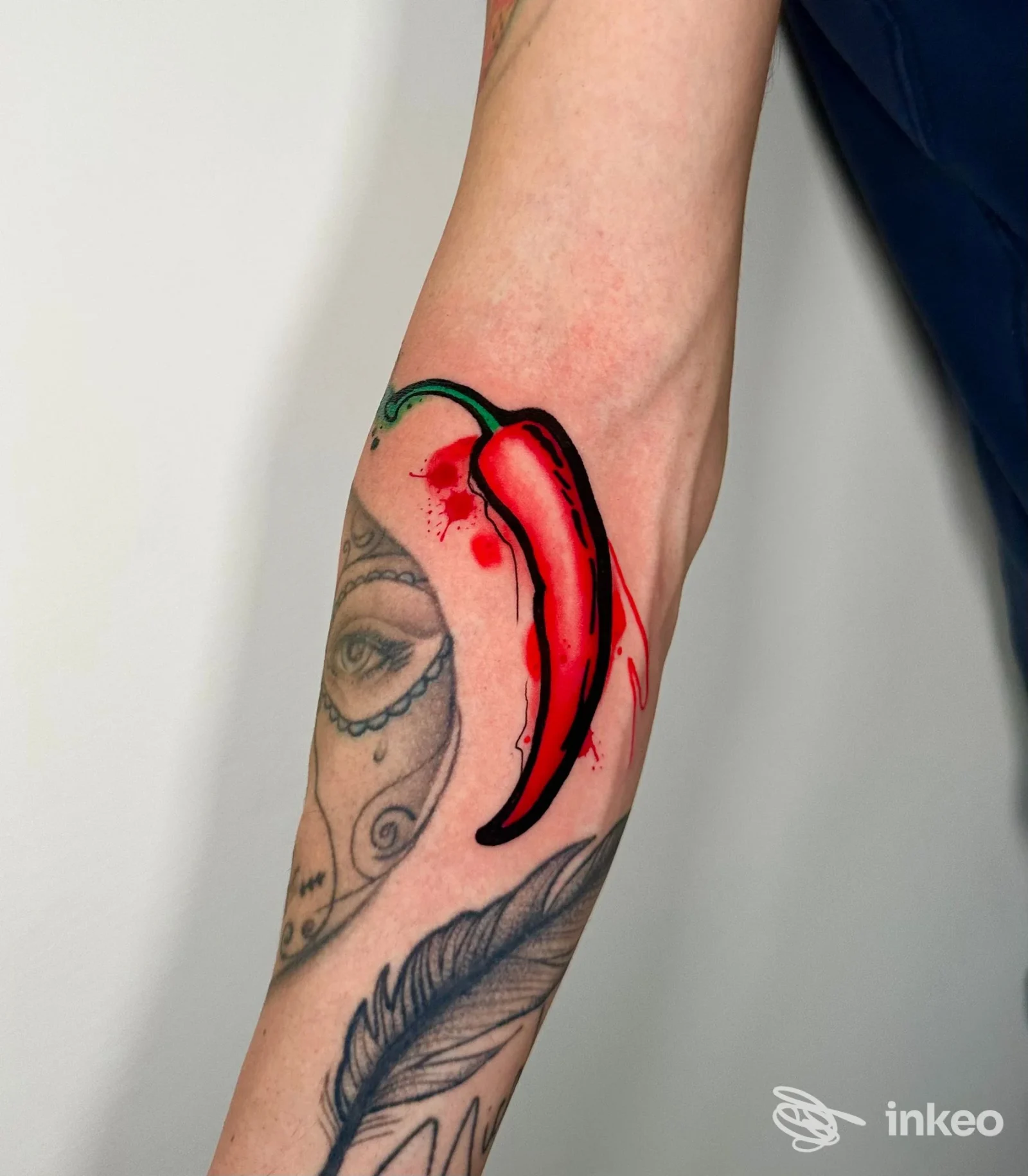 Tatuaggio di un peperoncino rosso sull'avambraccio, foto fornita da Red Pant Tattoo & Piercing, Crescentino.