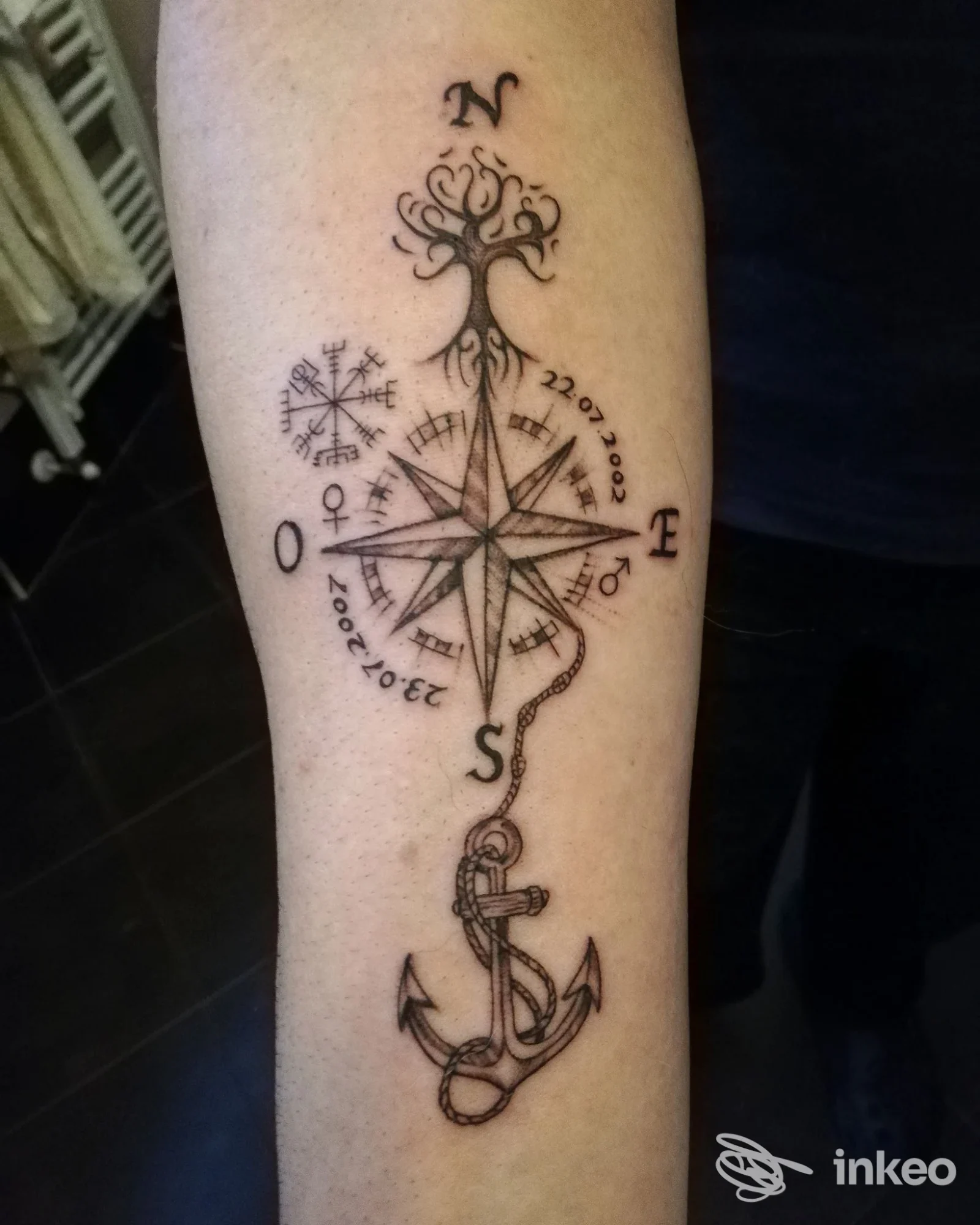 Tatuaggio su avambraccio con bussola, ancora e albero, S.M.ART Tattoo Studio, Biella.