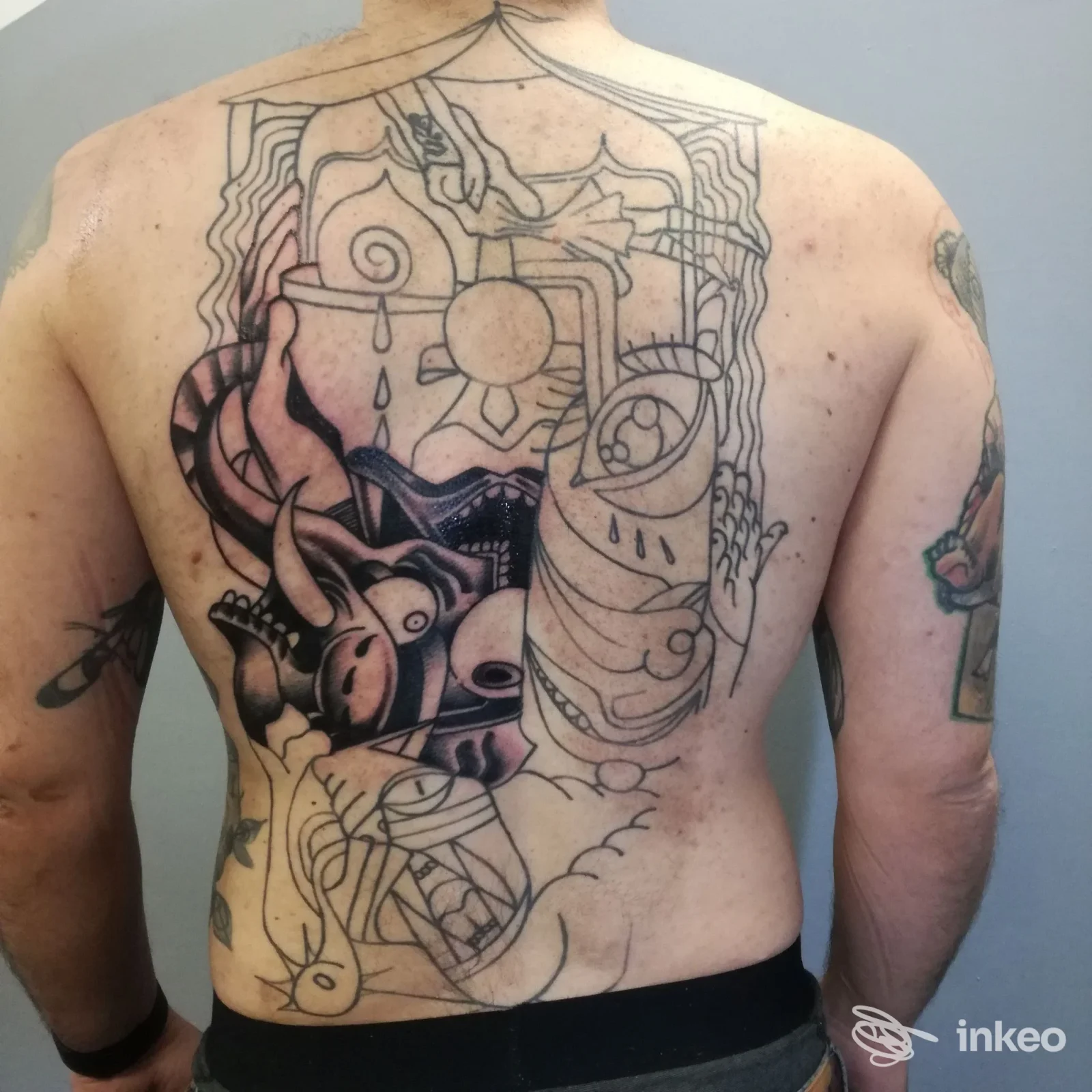Grande tatuaggio linework sulla schiena di una persona, foto fornita da S.M.C Santa Margherita Crew, Alba.