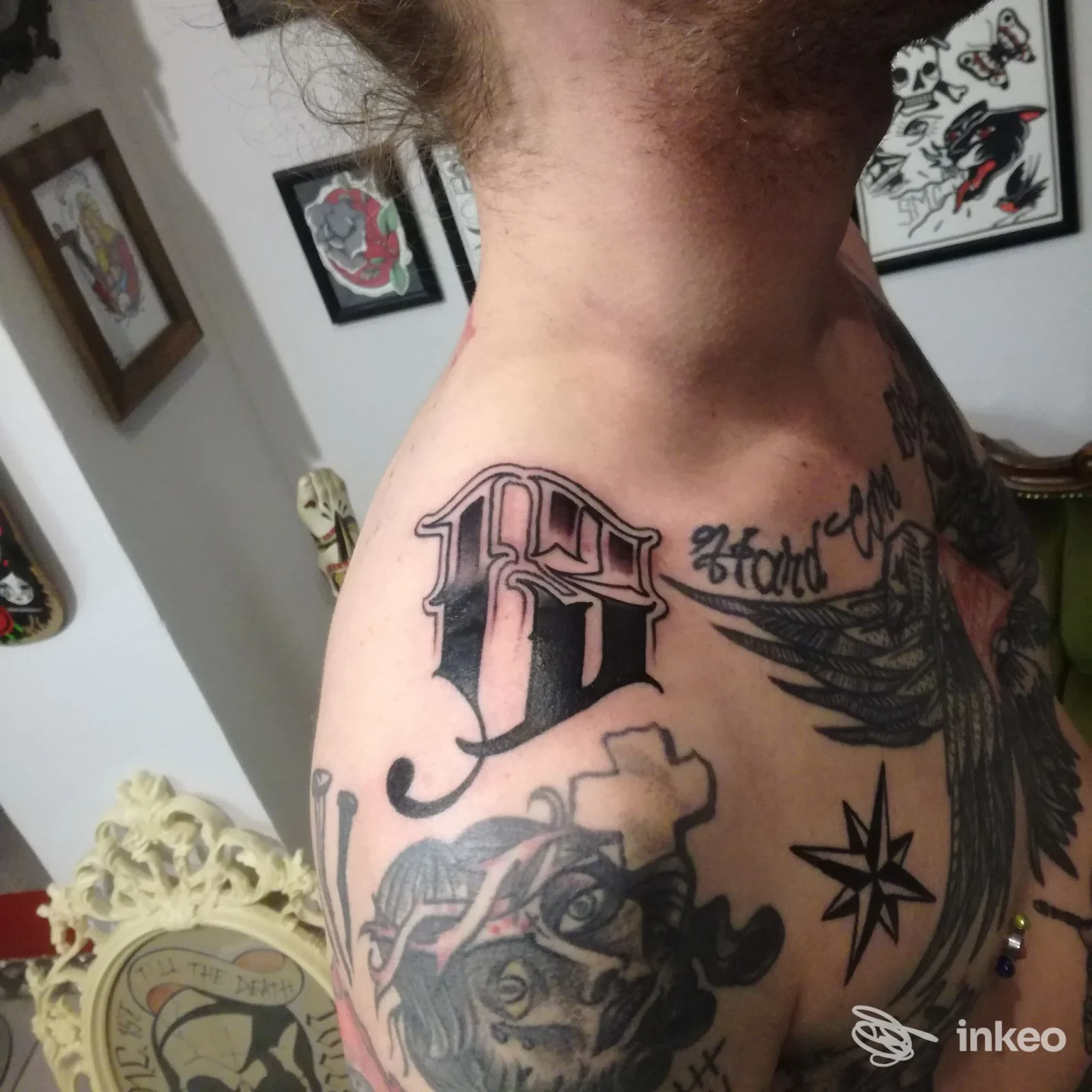Tatuaggi sulla spalla e petto fotografati nello studio S.M.C *Santa Margherita Crew* a Alba.
