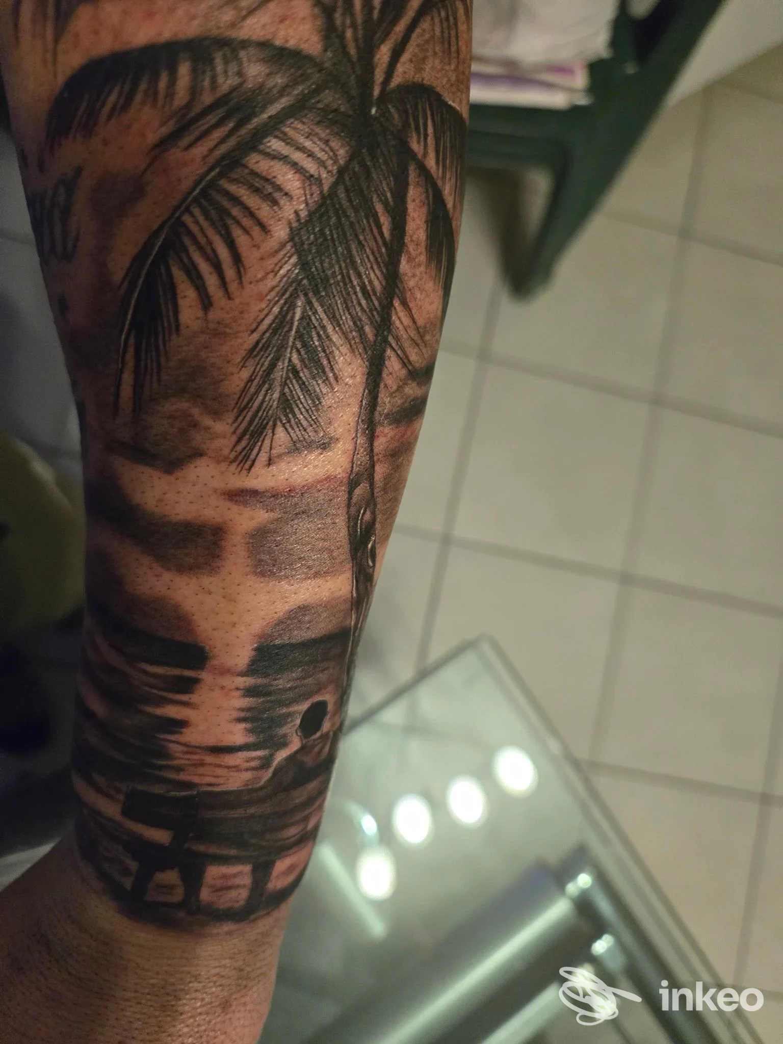 Tatuaggio a silhouette con palma e passerella sull'avambraccio. SF Tattoo Studio, Caselle Torinese.