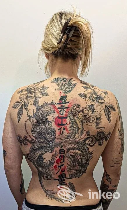 Grande tatuaggio a tutta schiena con drago e motivi floreali, scatto di SF Tattoo Studio di Serena Frattini a Caselle Torinese.