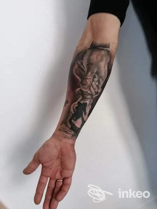 Tatuaggio realistico in bianco e nero sull'avambraccio sinistro, fotografia inviata da SF Tattoo Studio, Caselle Torinese.