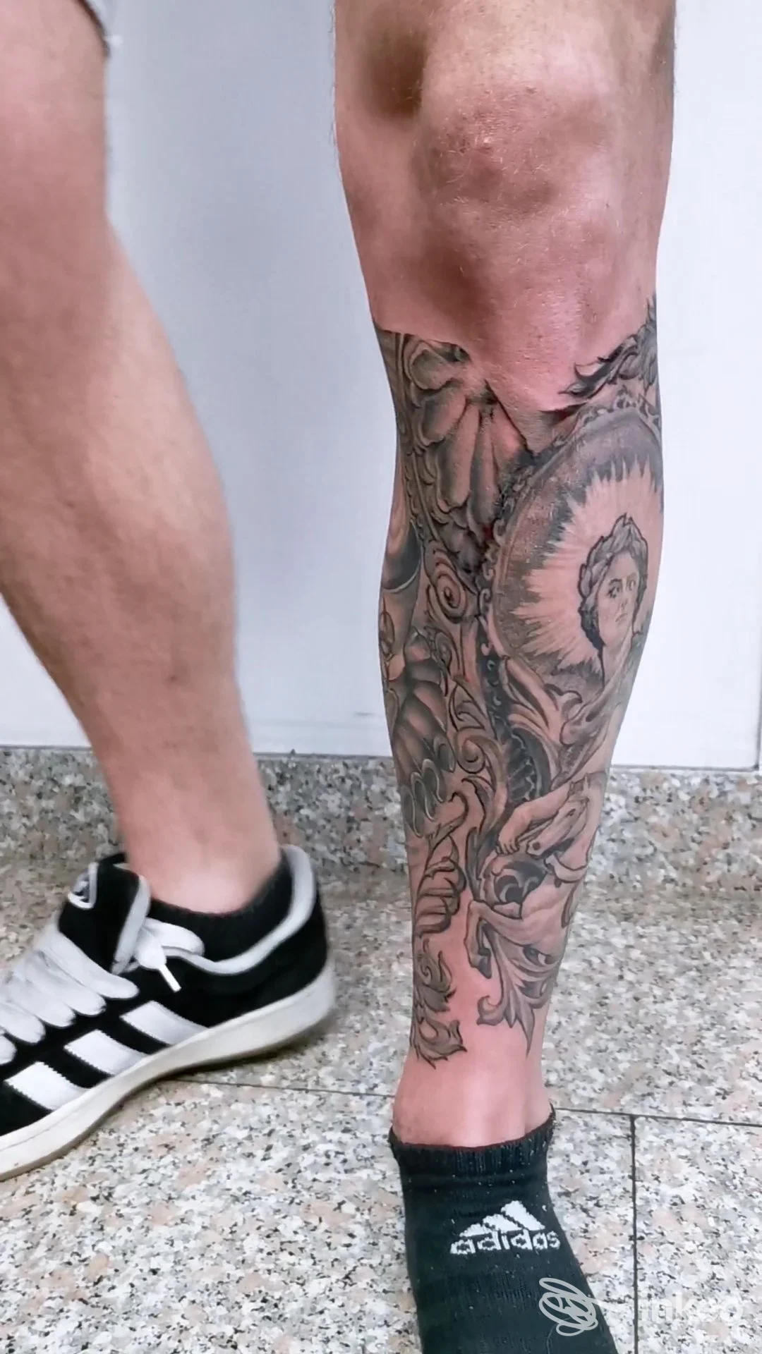 Gamba con tatuaggio dettagliato sul polpaccio, fotografia per Rox Tattoo Team, Torino.