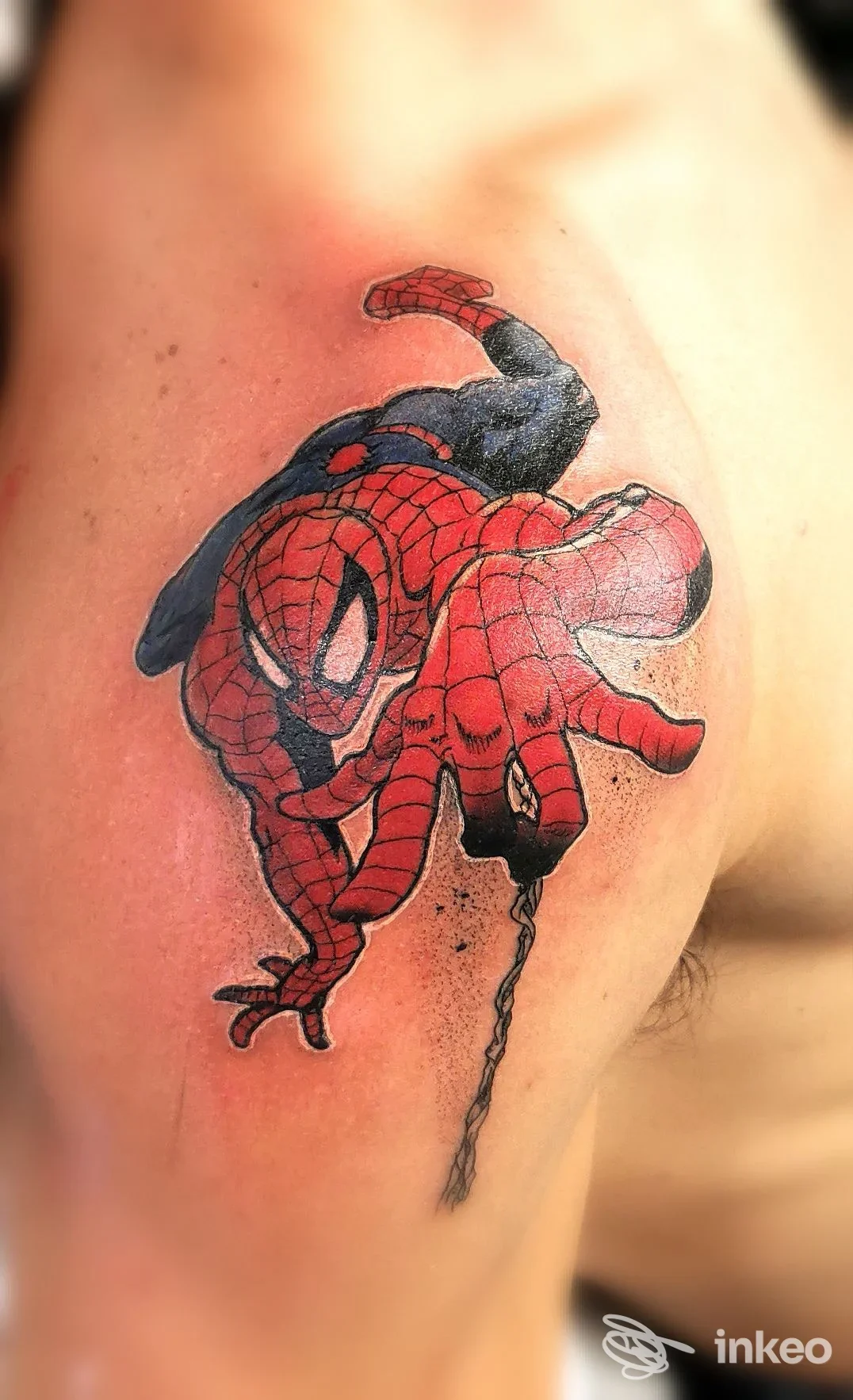 Tatuaggio a colori di Spider-Man sul deltoide, foto per Rox Tattoo Team a Torino che mostra i dettagli e il tratto dell'opera.