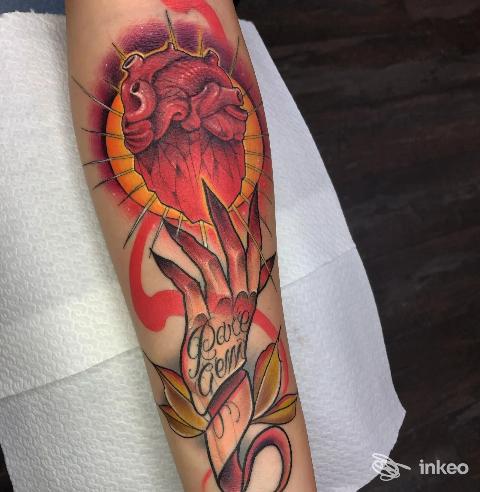 Tatuaggio colorato di cuore anatomico e mano sull'avambraccio, realizzato da STRAY ART TATTOO STUDIO a Borgomanero.