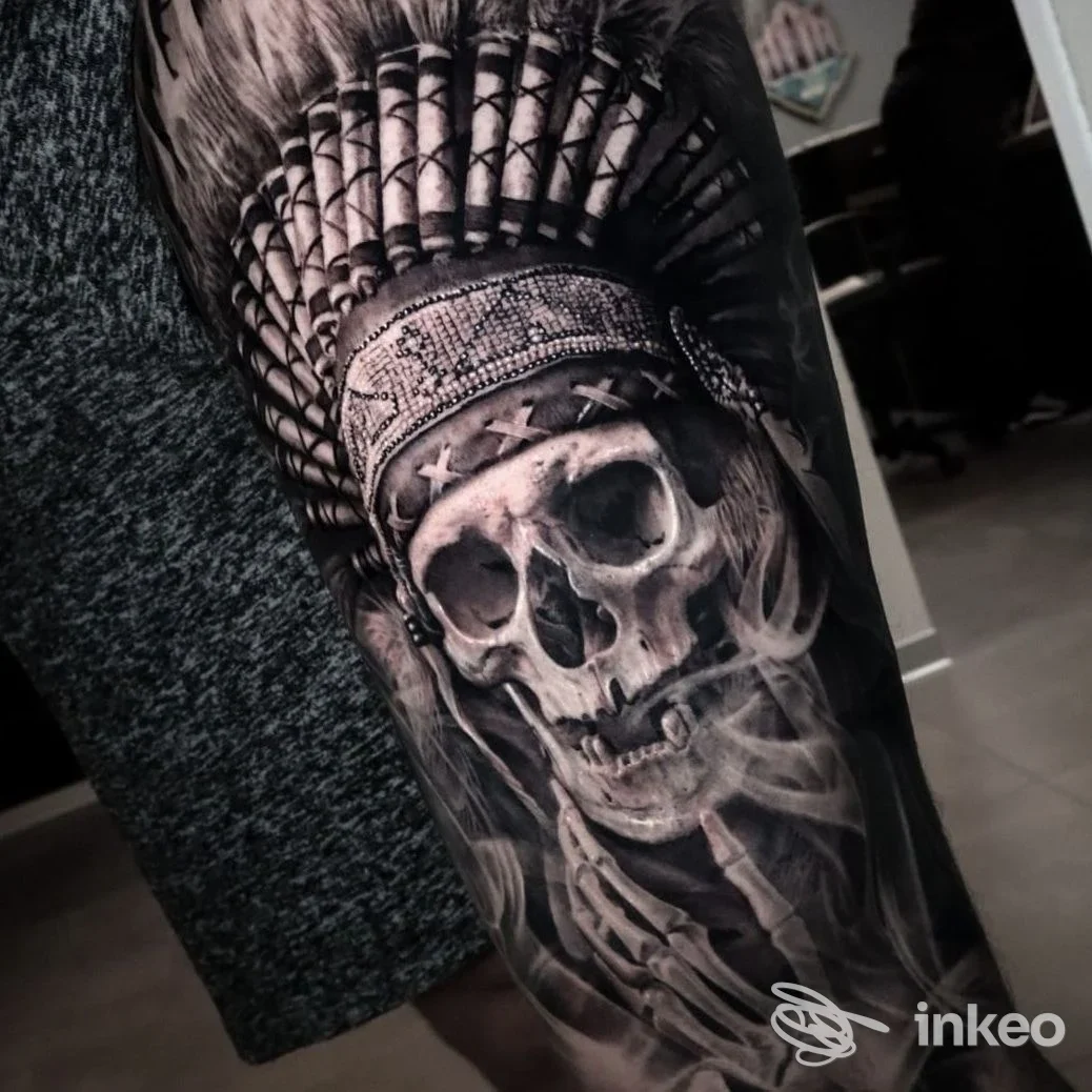 Tatuaggio realistico in bianco e nero di un teschio con copricapo, STRAY ART TATTOO STUDIO, Borgomanero.