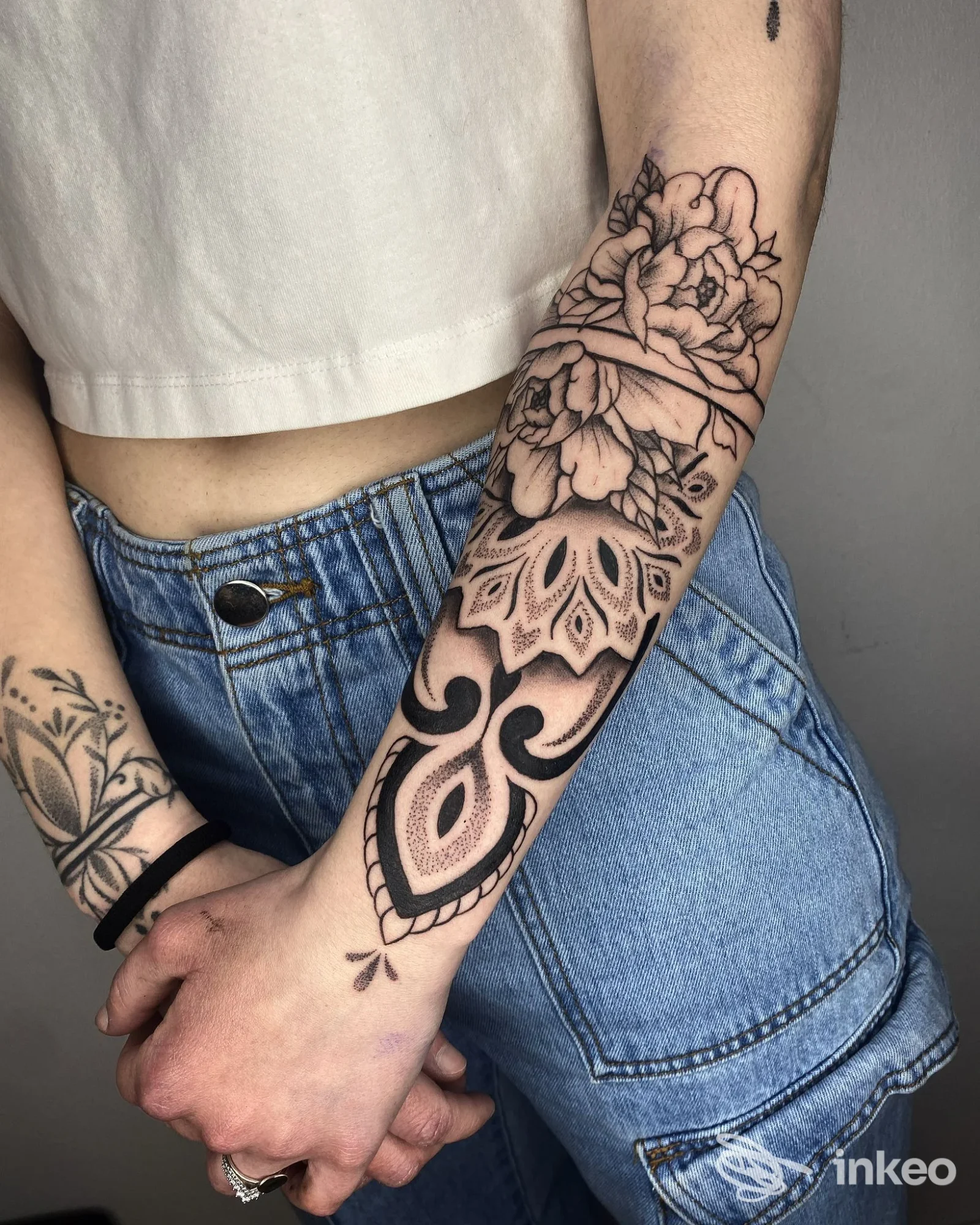 Tatuaggio floreale e ornamentale sull'avambraccio, foto fornita dallo studio Spot - Graffiti Tattoo Shop, Torino.