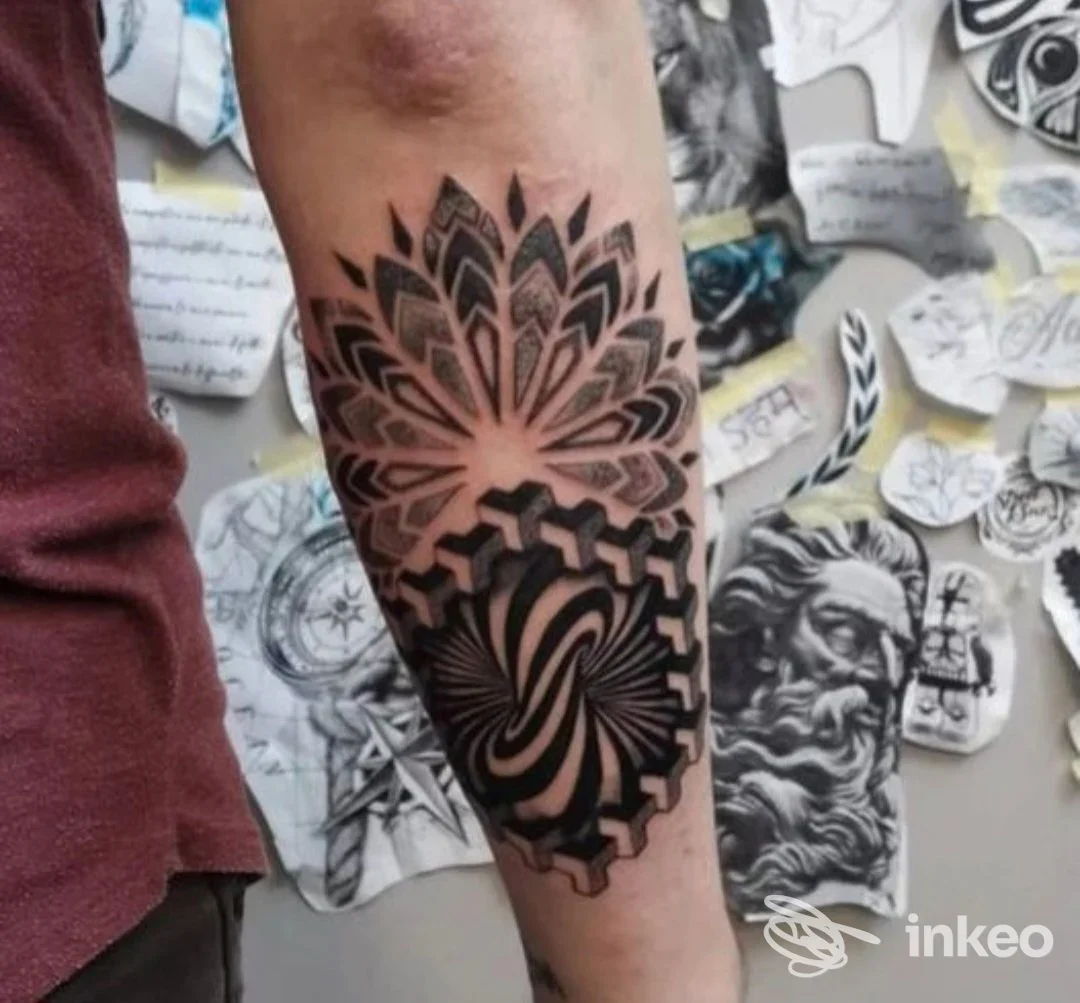 Tatuaggio geometrico nero sull'avambraccio, foto pubblicata da Street ink tattoo a Vercelli.