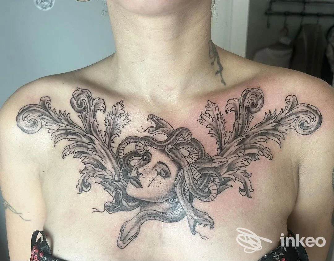 Tatuaggio a petto con testa di Medusa e motivi ornamentali, realizzato da Street Ink Tattoo a Vercelli.