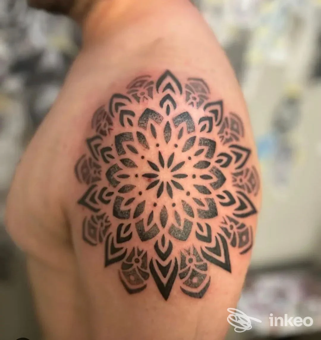 Grande mandala nero tatuato sulla spalla di una persona, lavoro eseguito da Street Ink Tattoo a Vercelli.