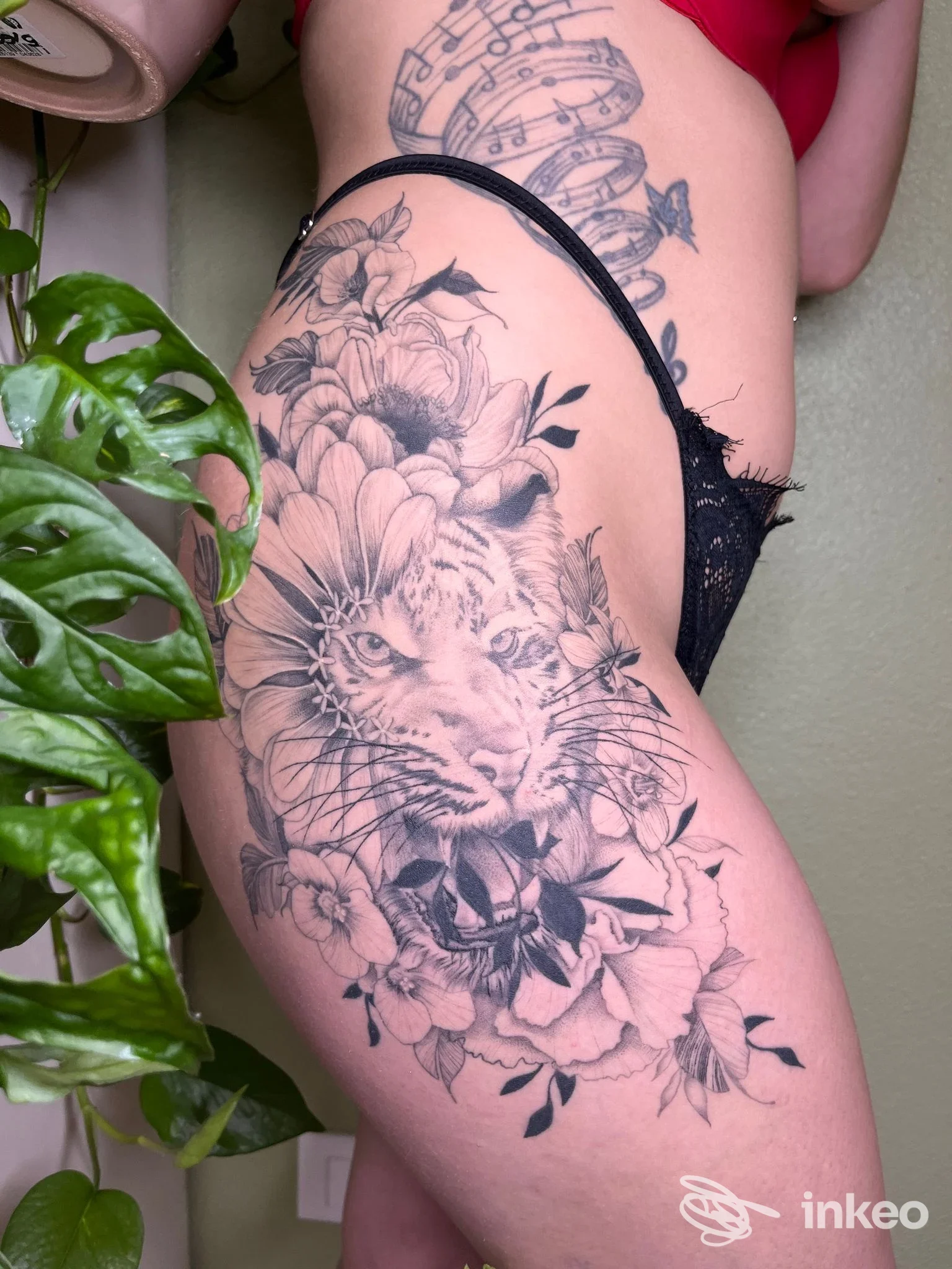 Grande tatuaggio nero-grigio di una tigre con fiori sulla coscia, immagine inviata da Salvia Tattoo, Vigone.