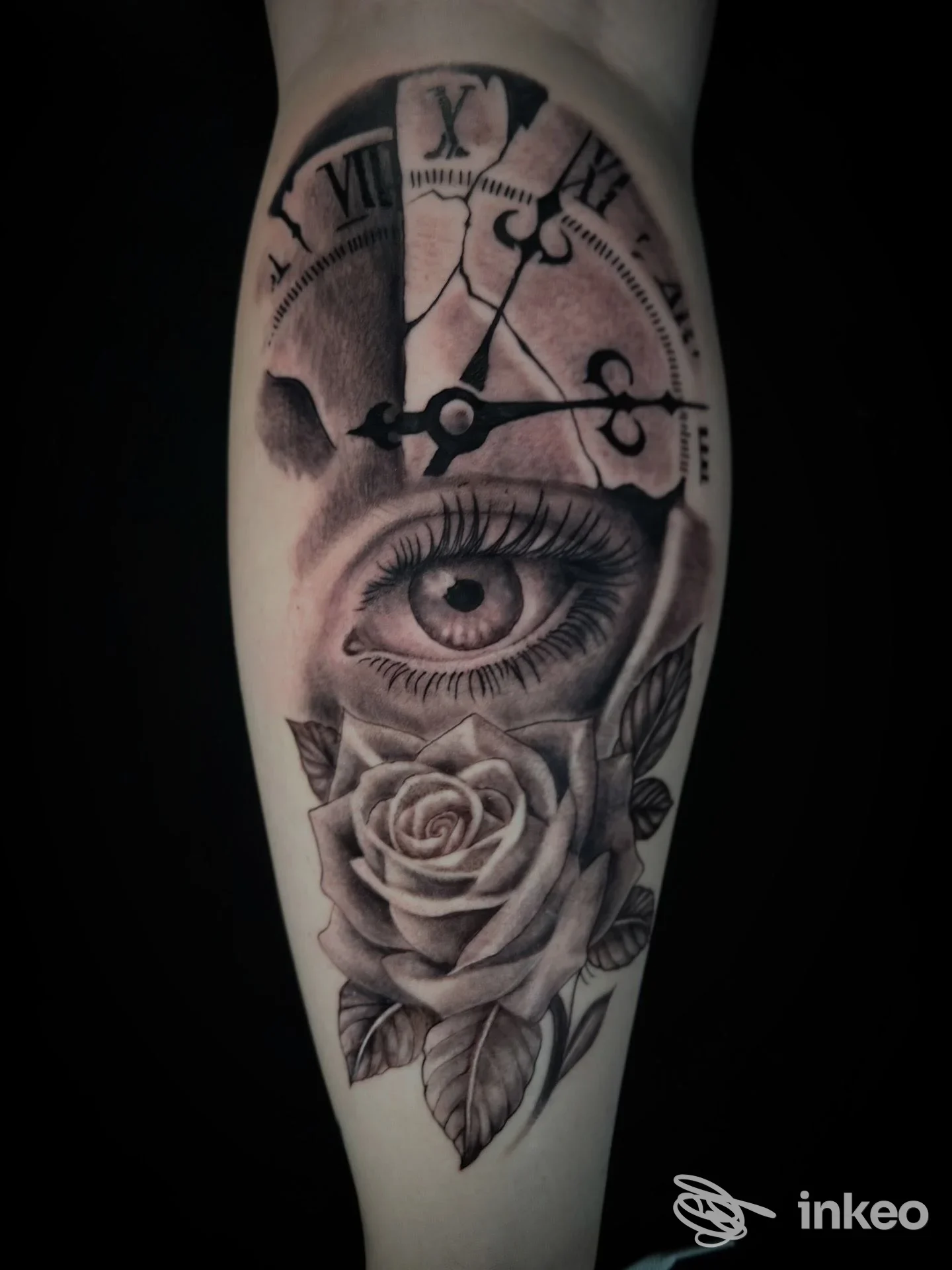 Tatuaggio realistico su avambraccio con occhio, rosa e quadrante d'orologio — SteVi Artist Tattoo, Torino.