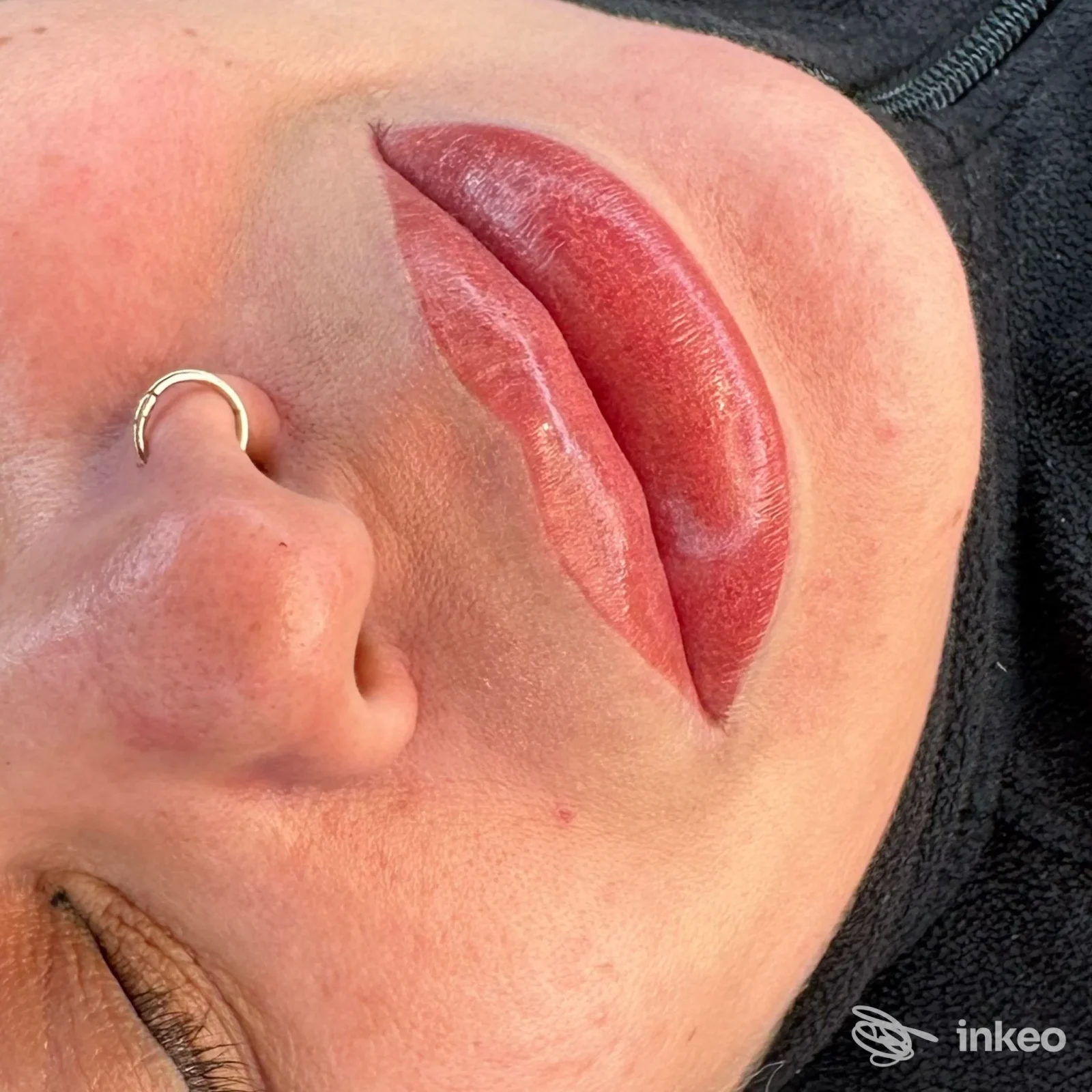 Primo piano di labbra appena trattate con trucco semipermanente, risultato definito; Studio Microblading - Trucco Semipermanente, Biella.