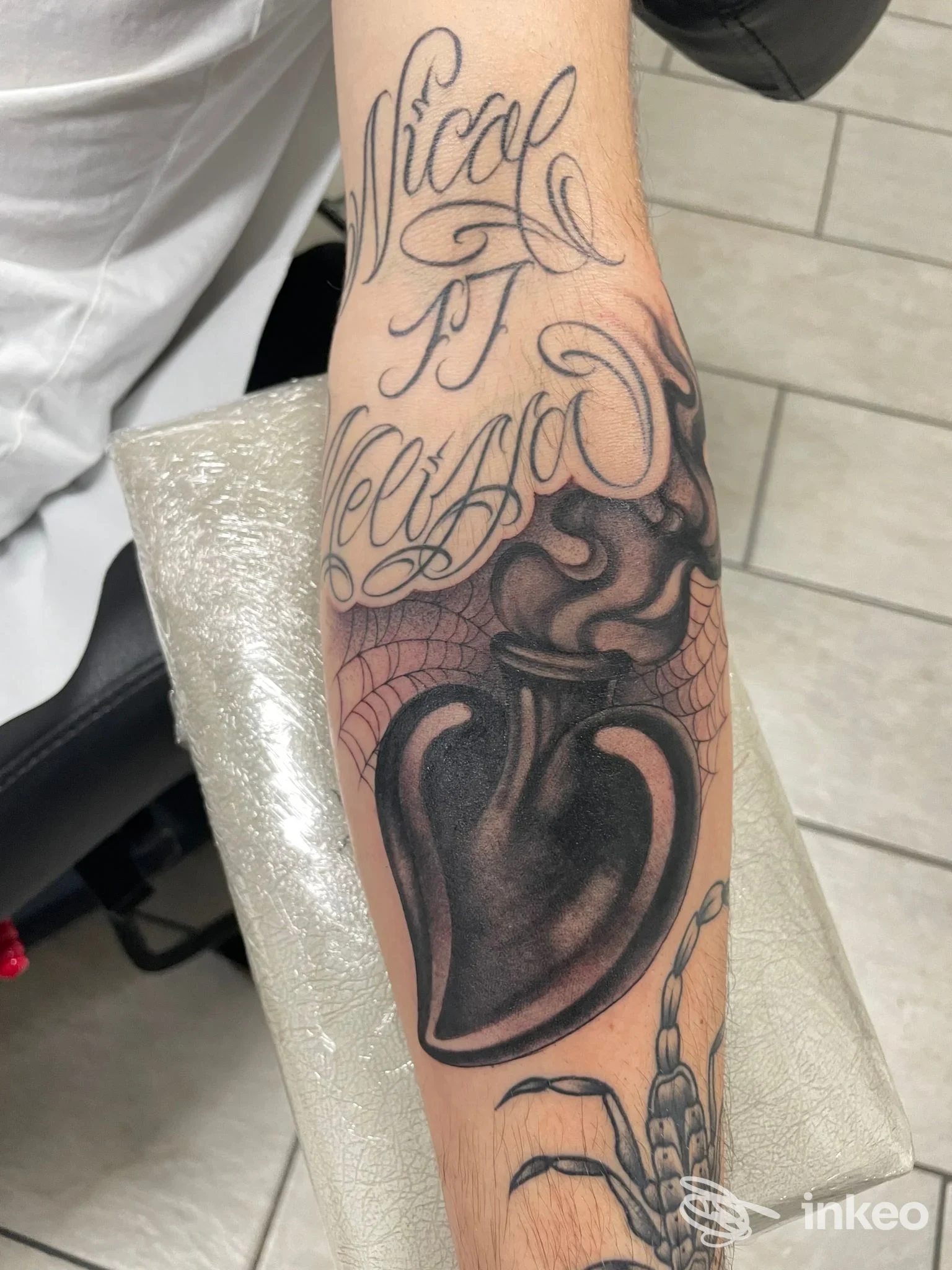 Tatuaggio nero a tema cuore e calligrafia sull'avambraccio, TATTOO.ARMY STUDIO a Savigliano.