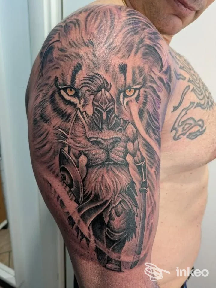 Grande tatuaggio a tema leone sulla spalla e deltoide, fotografato su una persona. TATUAGGI ARTISTICI VERBANIA, Pallanza.