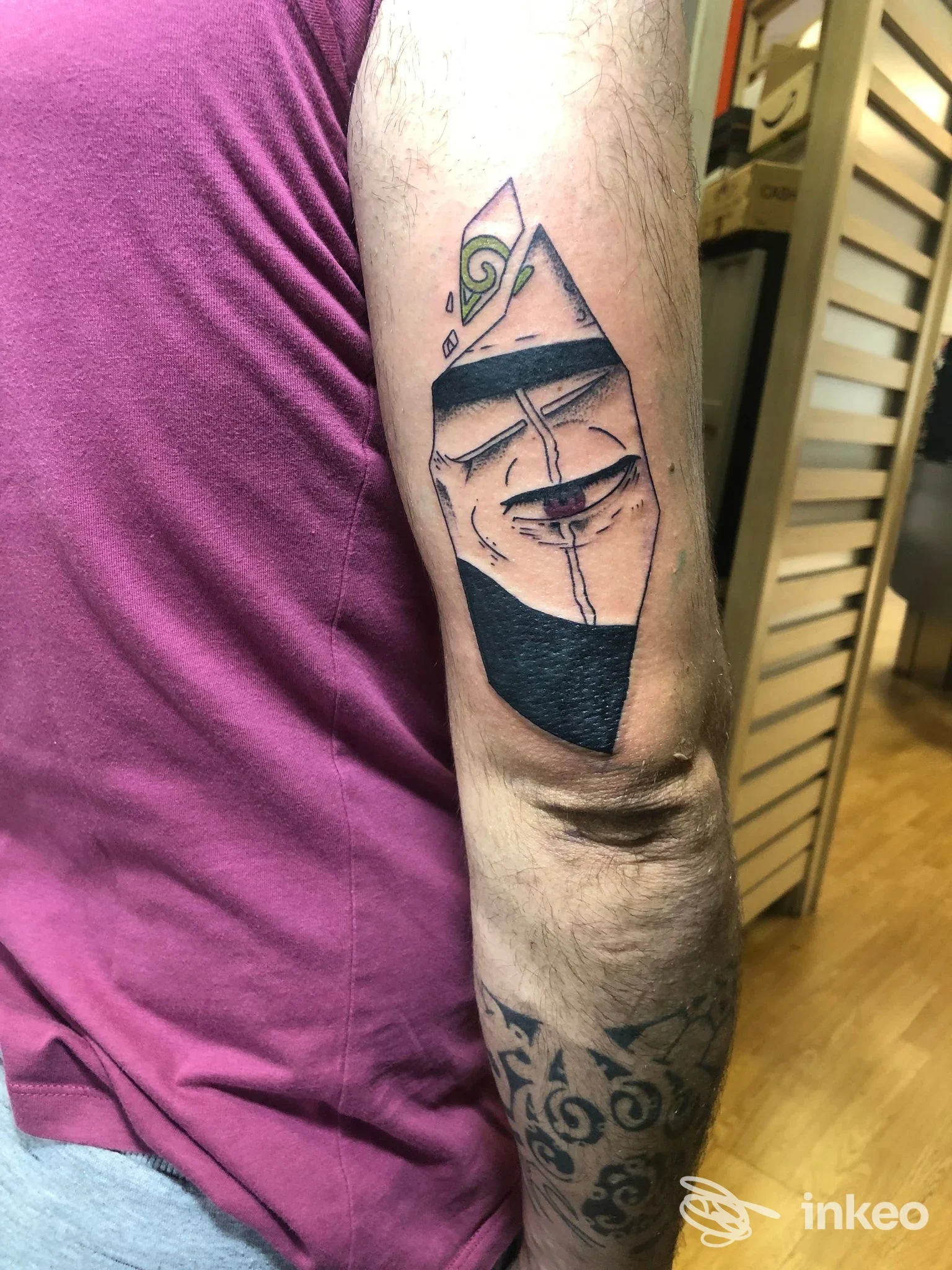 Tatuaggio geometrico/illustrativo sull'avambraccio vicino al gomito, immagine inviata da Tattoo & Piercing ad Alba.
