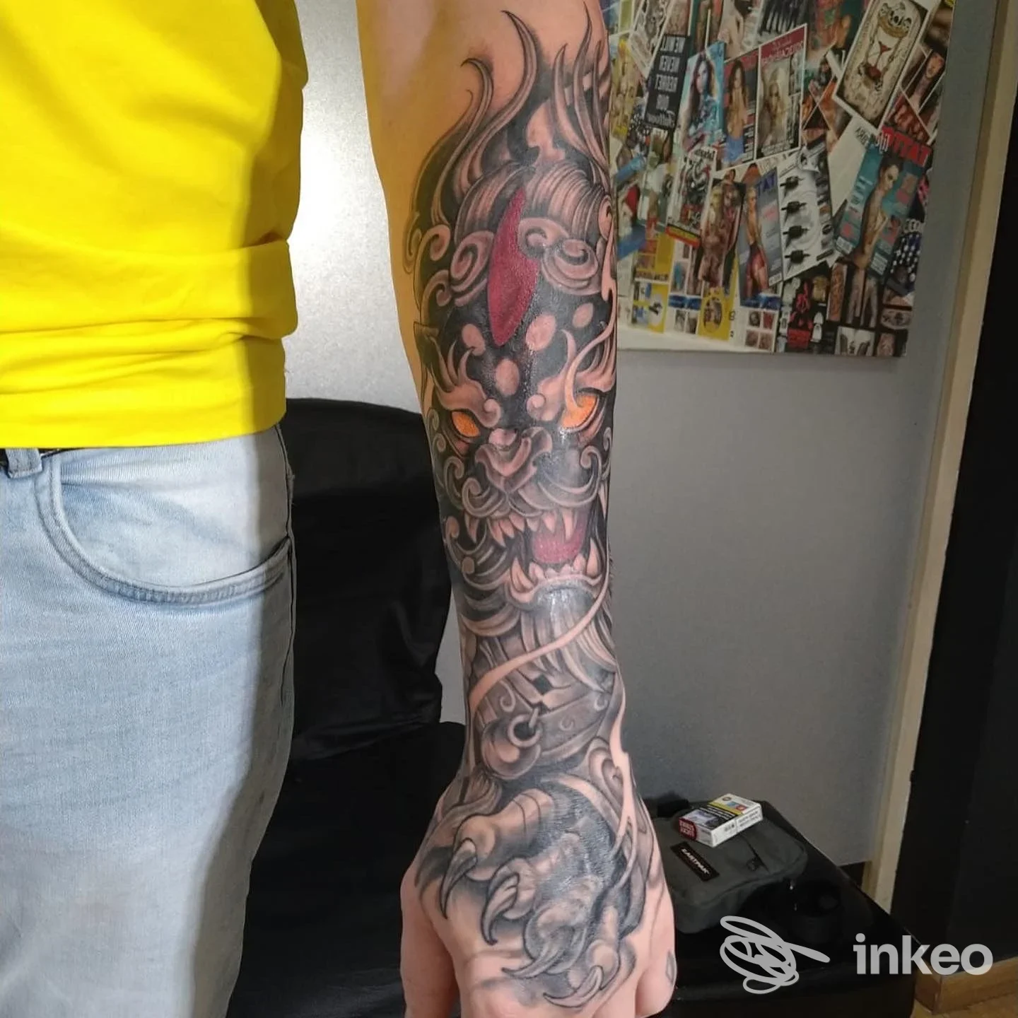 Avambraccio e mano con tatuaggio full sleeve eseguito nello studio Tattoo & Piercing ad Alba, fotografia in interno.