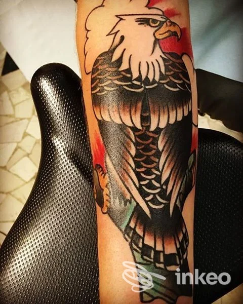 Primo piano su avambraccio con tatuaggio tradizionale a forma di aquila. Immagine inviata da Tattoo Old Style by Johnny Cat Torino, Torino.