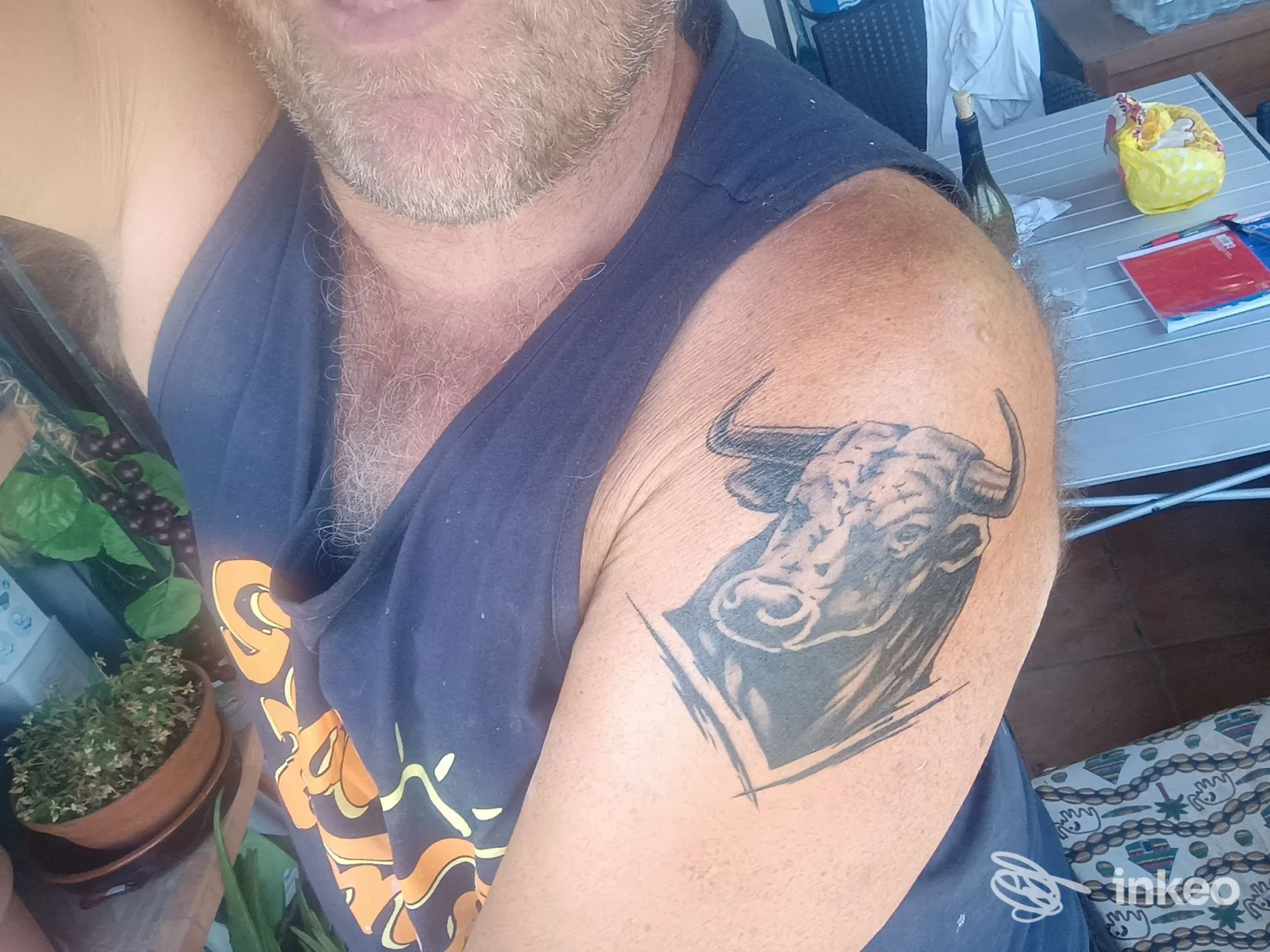 Uomo con tatuaggio di un toro sul deltoide destro, foto fornita da Tattoo Studio 220, Ivrea.