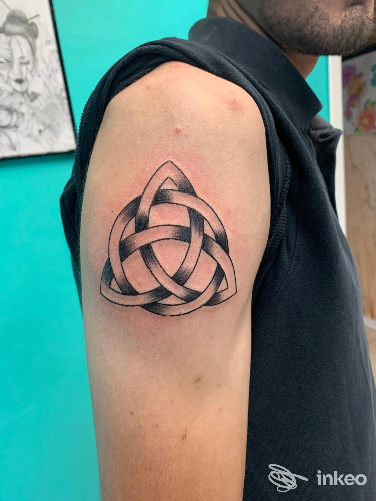 Tatuaggio a nodi intrecciati sul deltoide sinistro, foto fornita da Tattoo mad ink, Moncalvo.