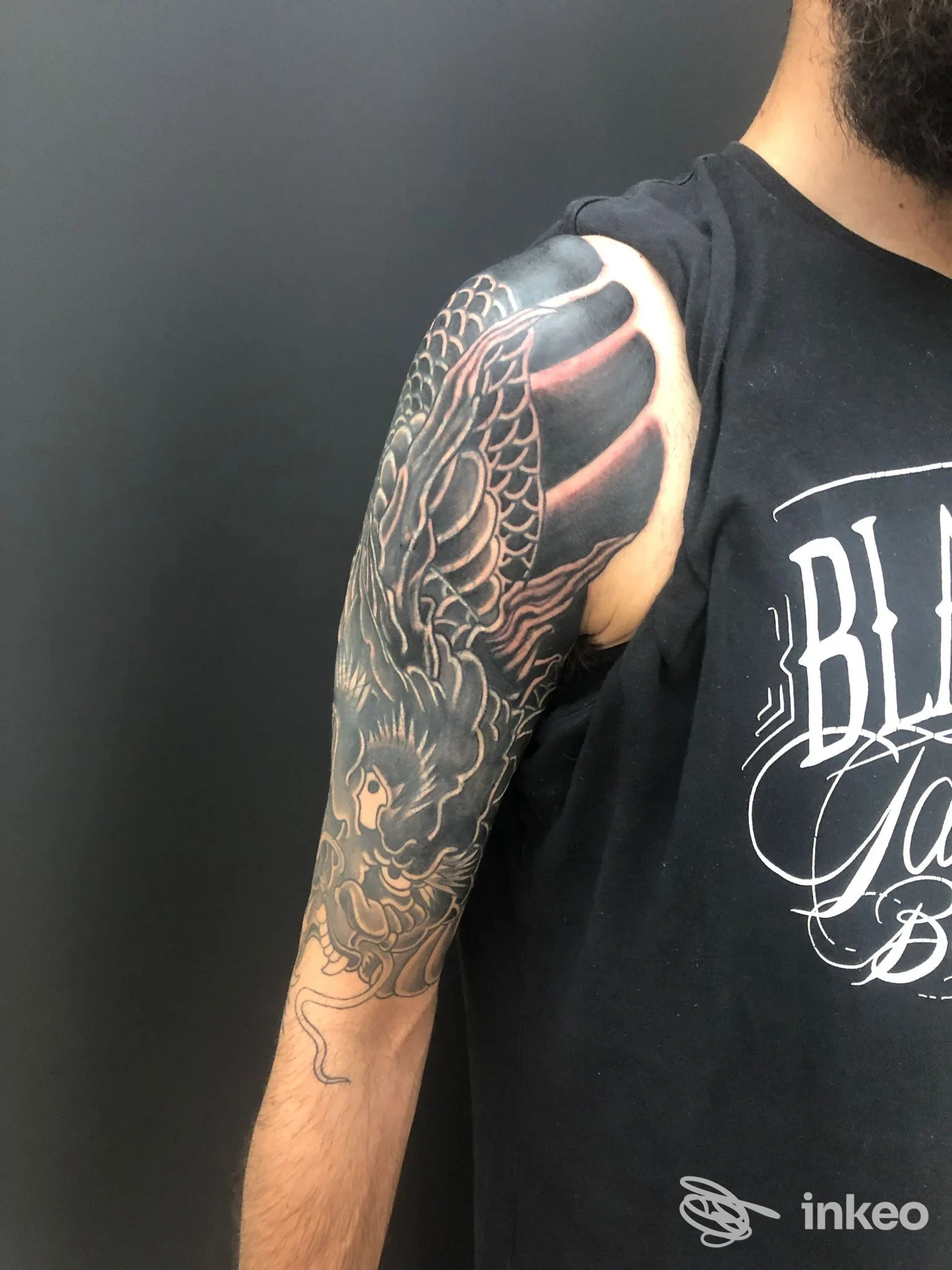 Dettaglio di mezza manica su braccio/spalla eseguita su pelle, foto fornita da Taurinorum Tattoo Studio Museum, Torino.