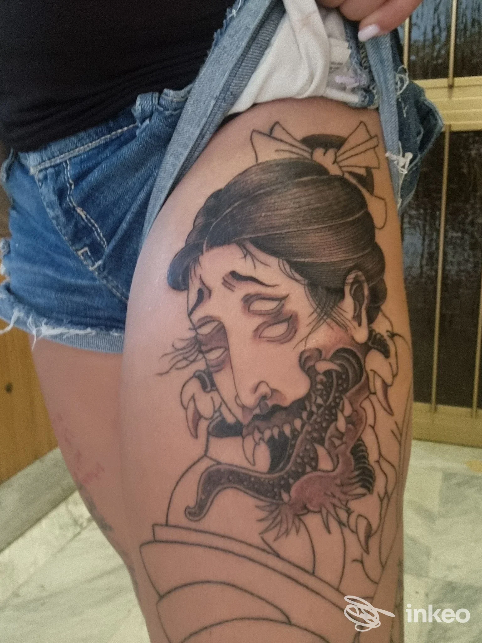 Grande tatuaggio in bianco e nero sulla coscia, ritratto stilizzato su pelle; immagine fornita da Taurinorum Tattoo Studio Museum, Torino.