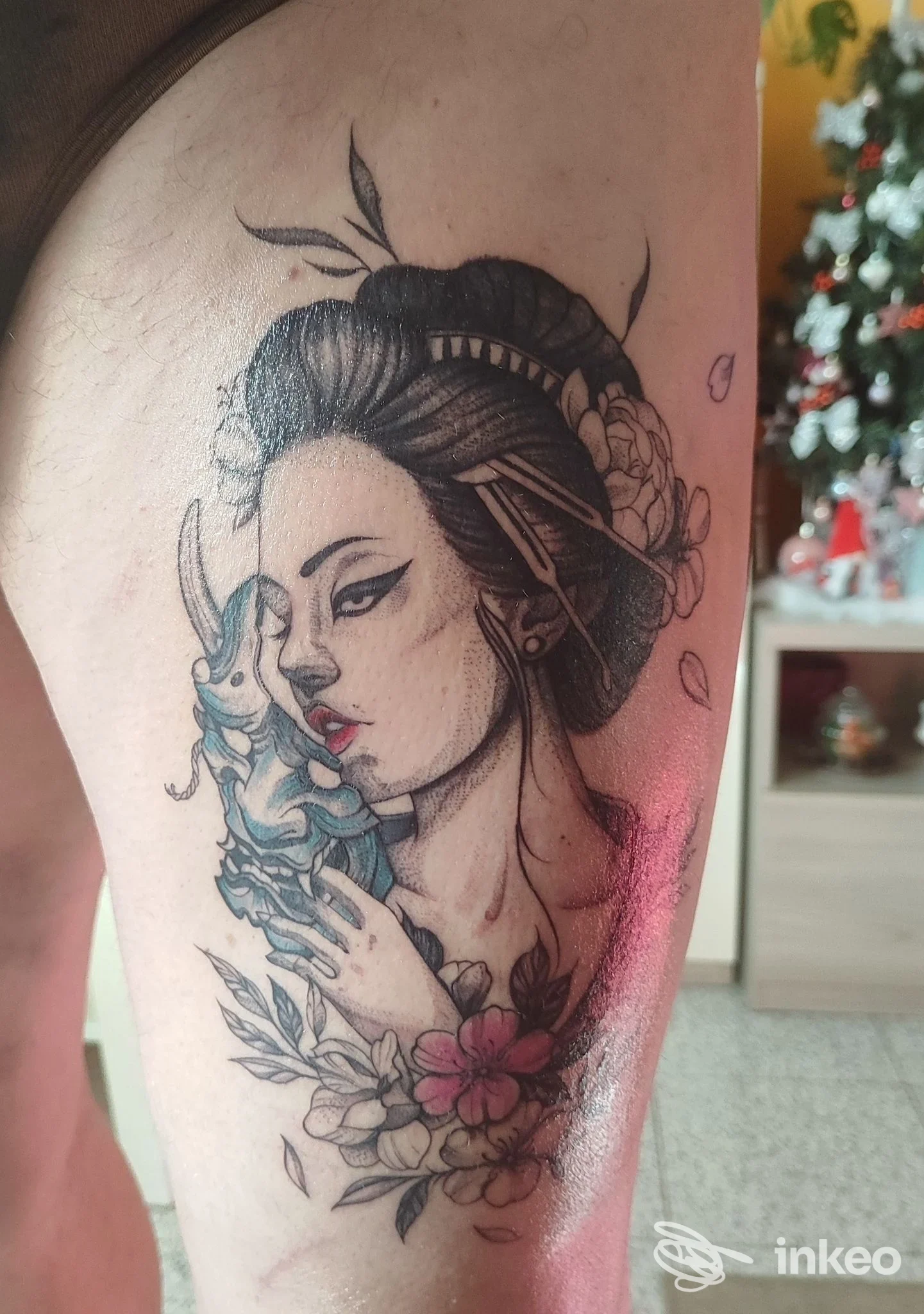 Tatuaggio femminile ornamentale su coscia, realizzato da Tempo Anima Tattoo Studio a Torino.