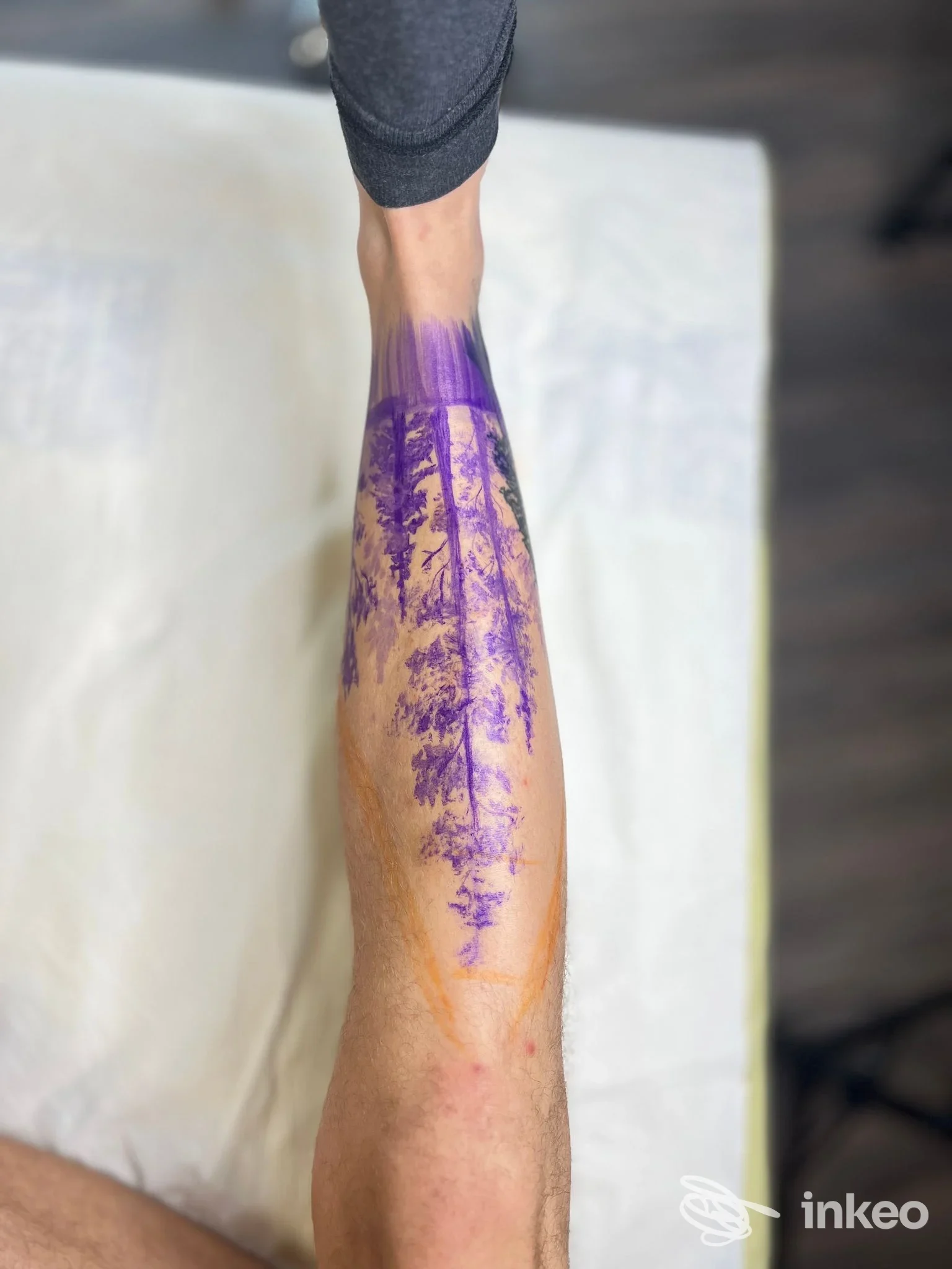 Braccio con un tatuaggio visibile dall’avambraccio al polso: sfumature viola creano un albero o motivo vegetale su pelle, senza elementi di testo o cornici social.