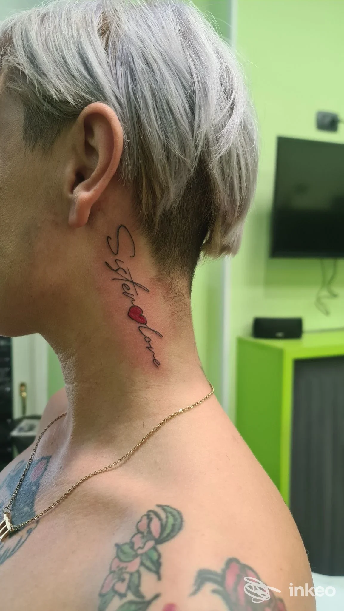 Dettaglio di tatuaggio con scritta e cuore sul collo sinistro, realizzato da Tore Tattoo Torino a Beinasco.