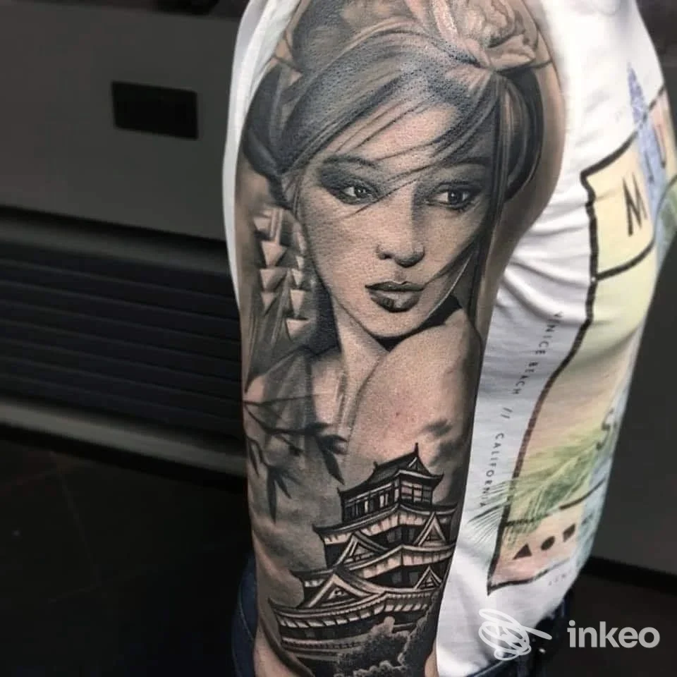 Tatuaggio realistico in bianco e nero sul braccio con ritratto femminile e tempio, Tattoo Studio Steve di Zaccari Stefano, Domodossola.