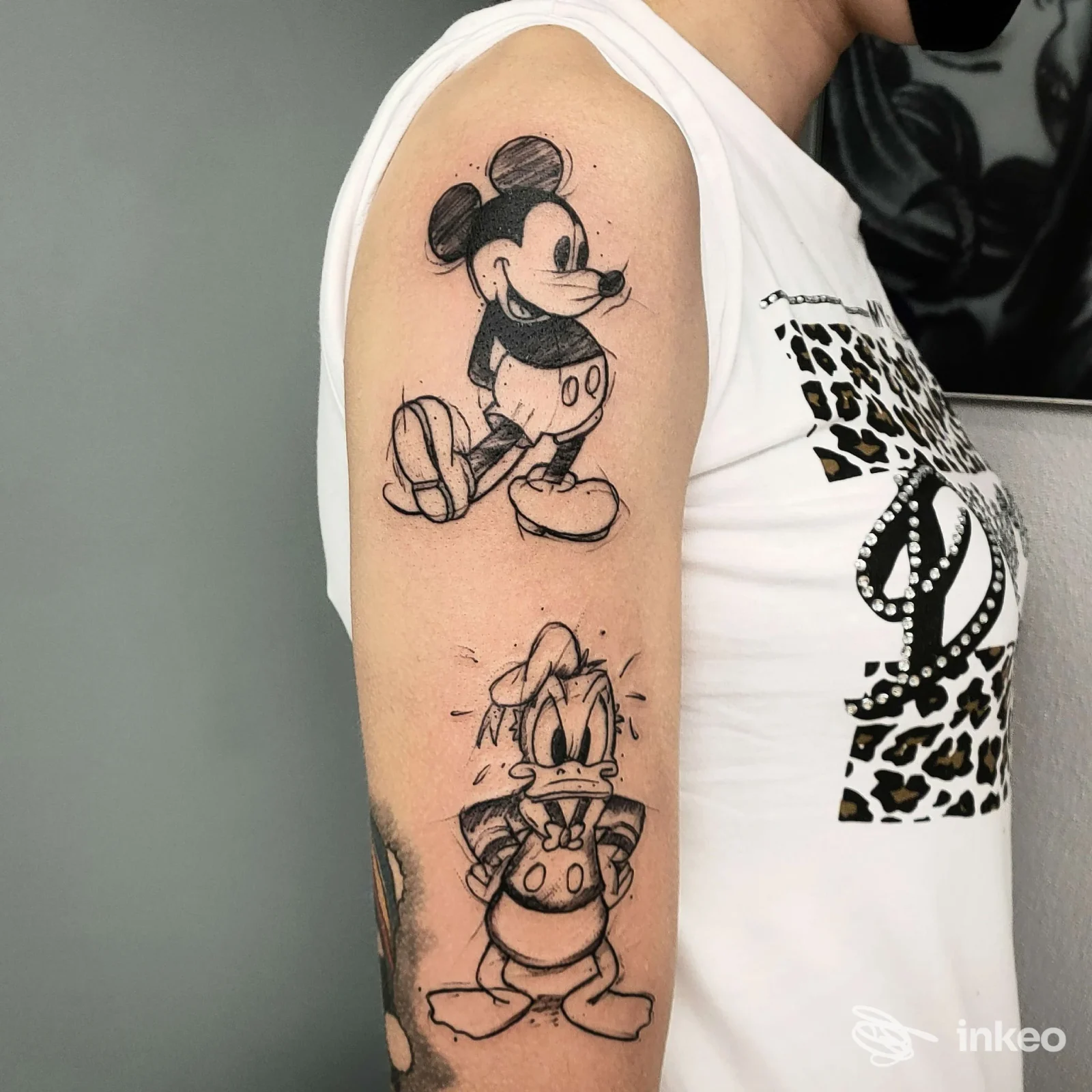 Due tatuaggi a tema Disney (Topolino e Paperino) sul braccio superiore, fotografati nello studio Tattoo Studio Steve di Zaccari Stefano a Domodossola.