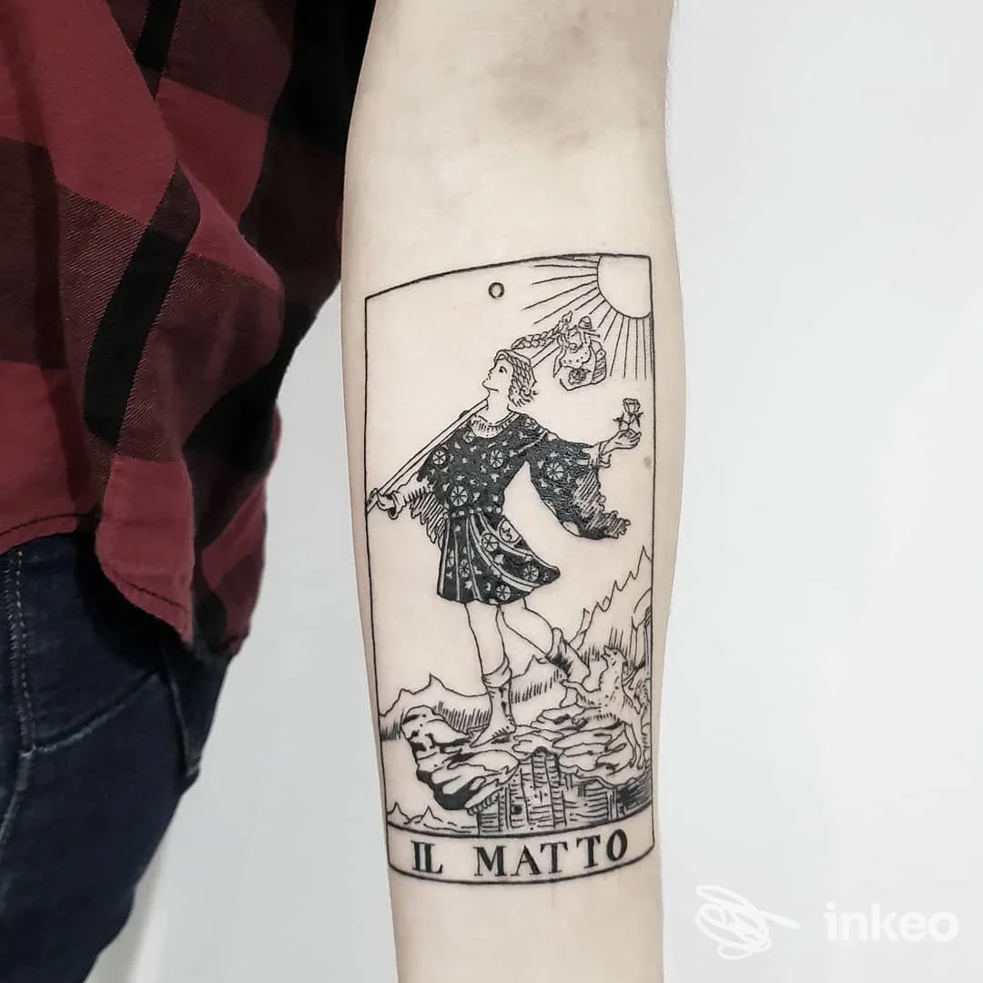 Tatuaggio a tratto nero a forma di carta dei tarocchi 'Il Matto' sull'avambraccio, foto fornita da Tatuaggi Torino - MENOUNO Studio, Torino.