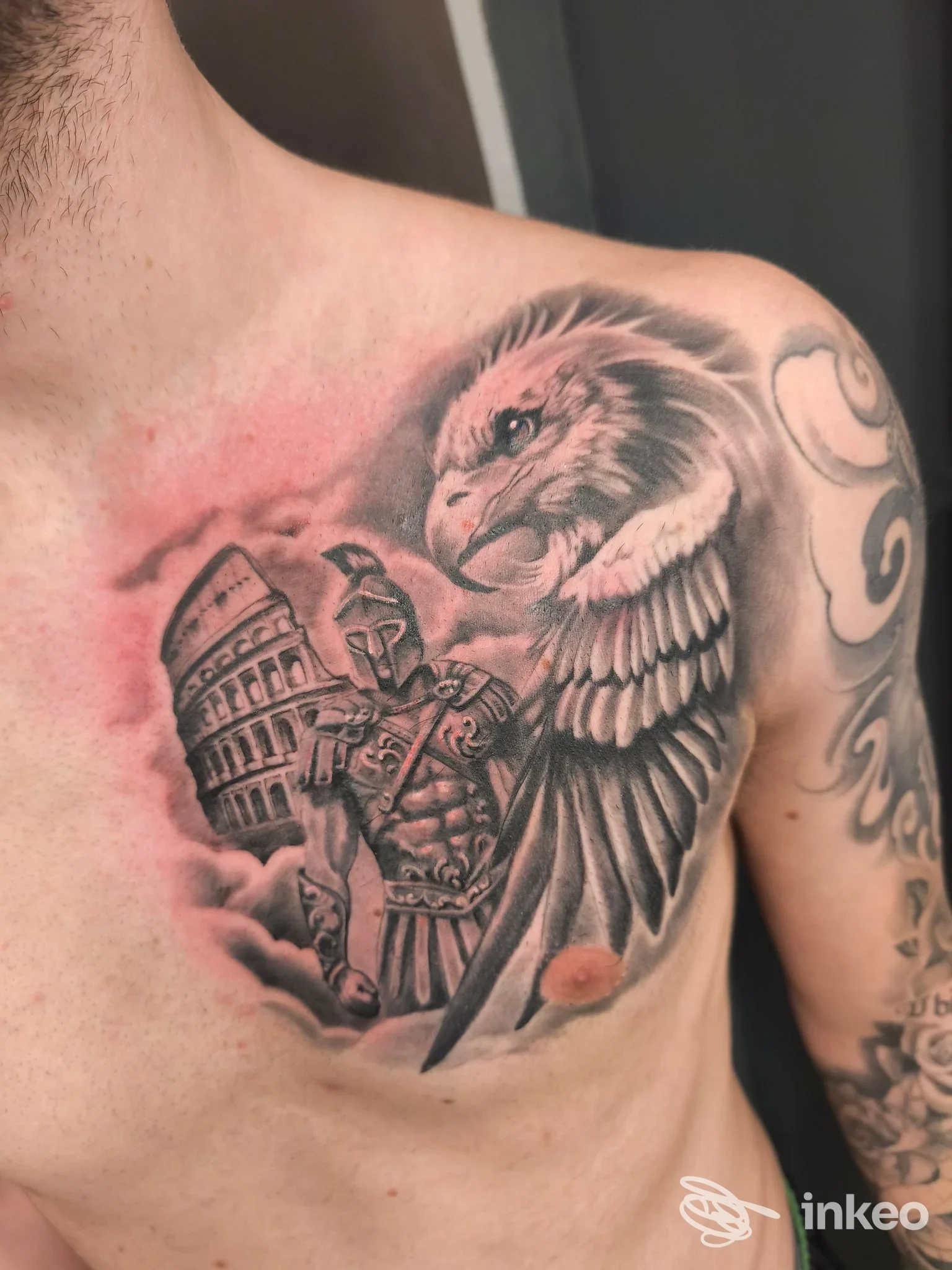 Tatuaggio su petto e spalla raffigurante un'aquila, figura romana e Colosseo — Tauro Tattoo Studio, Collegno.