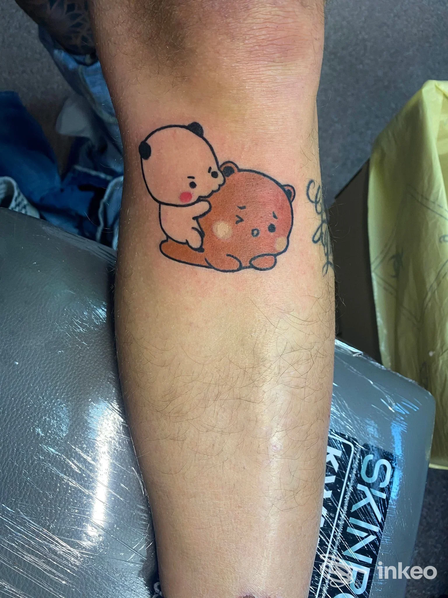 Tatuaggio di due orsetti in stile kawaii sul lato interno dell'avambraccio, scatto dal Union Art Tattoo a Borgo San Dalmazzo.