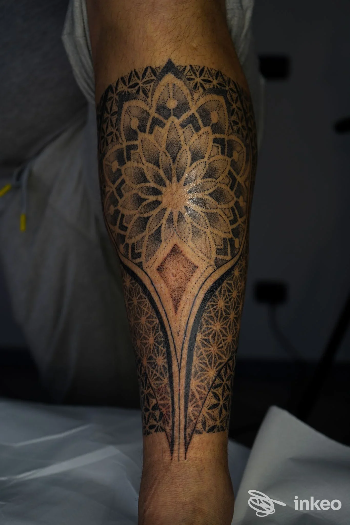 Grande tatuaggio mandala geometrico in nero sull'avambraccio, realizzato da Ursulart Tattoo a Caramagna Piemonte.