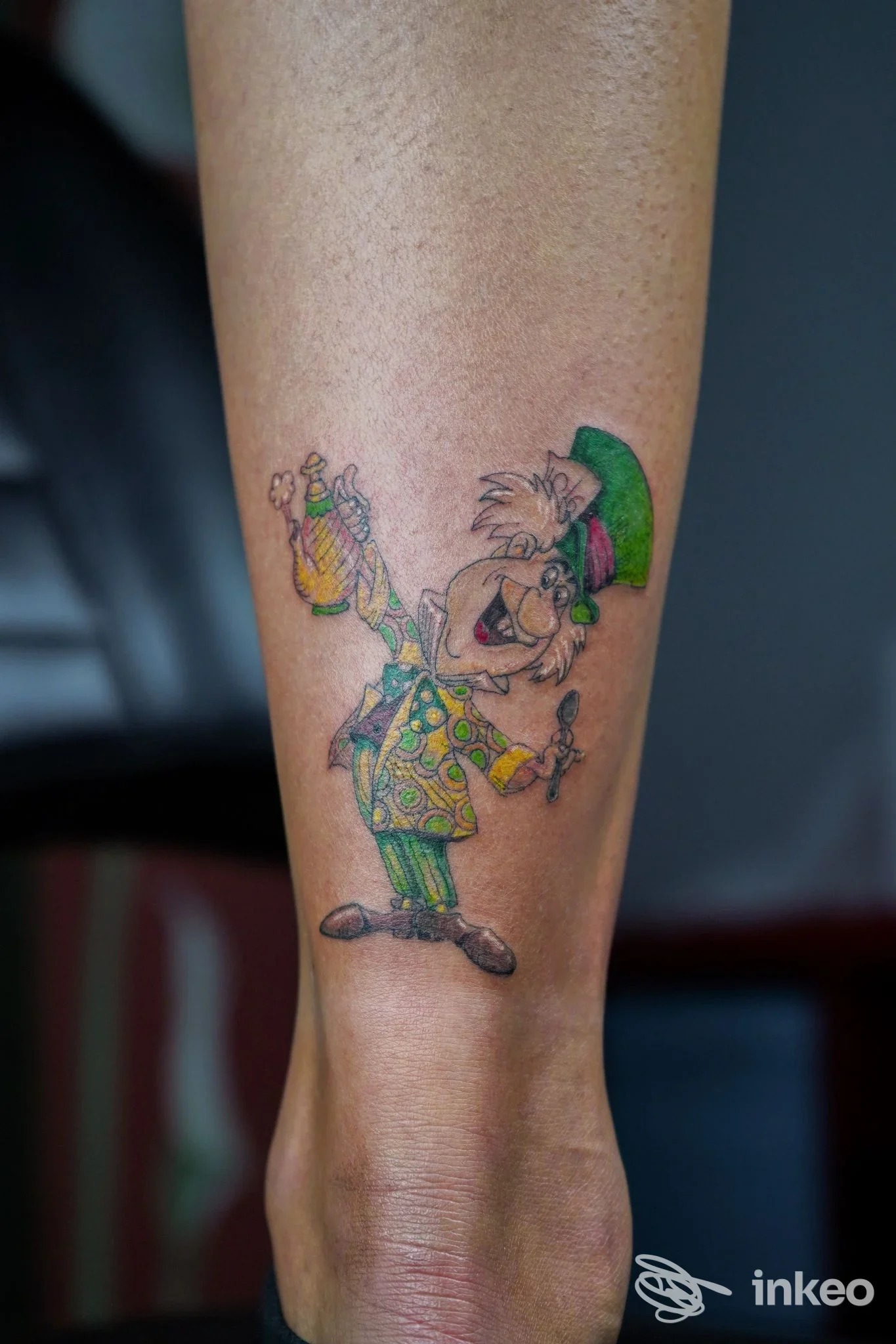 Tatuaggio colorato a soggetto cartoonesco sul polpaccio, realizzato da Ursulart Tattoo a Caramagna Piemonte.