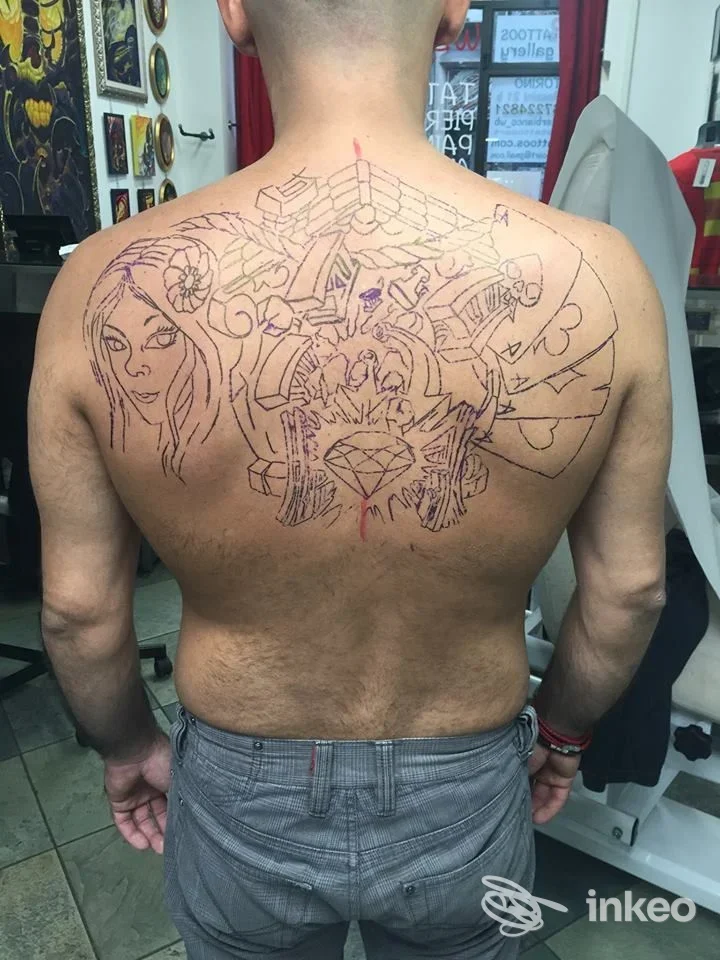 Schiena di uomo con traccia di stencil e disegno preparatorio per tatuaggio su tutta la schiena, scattata nello studio WB Tattoos Art a Torino.