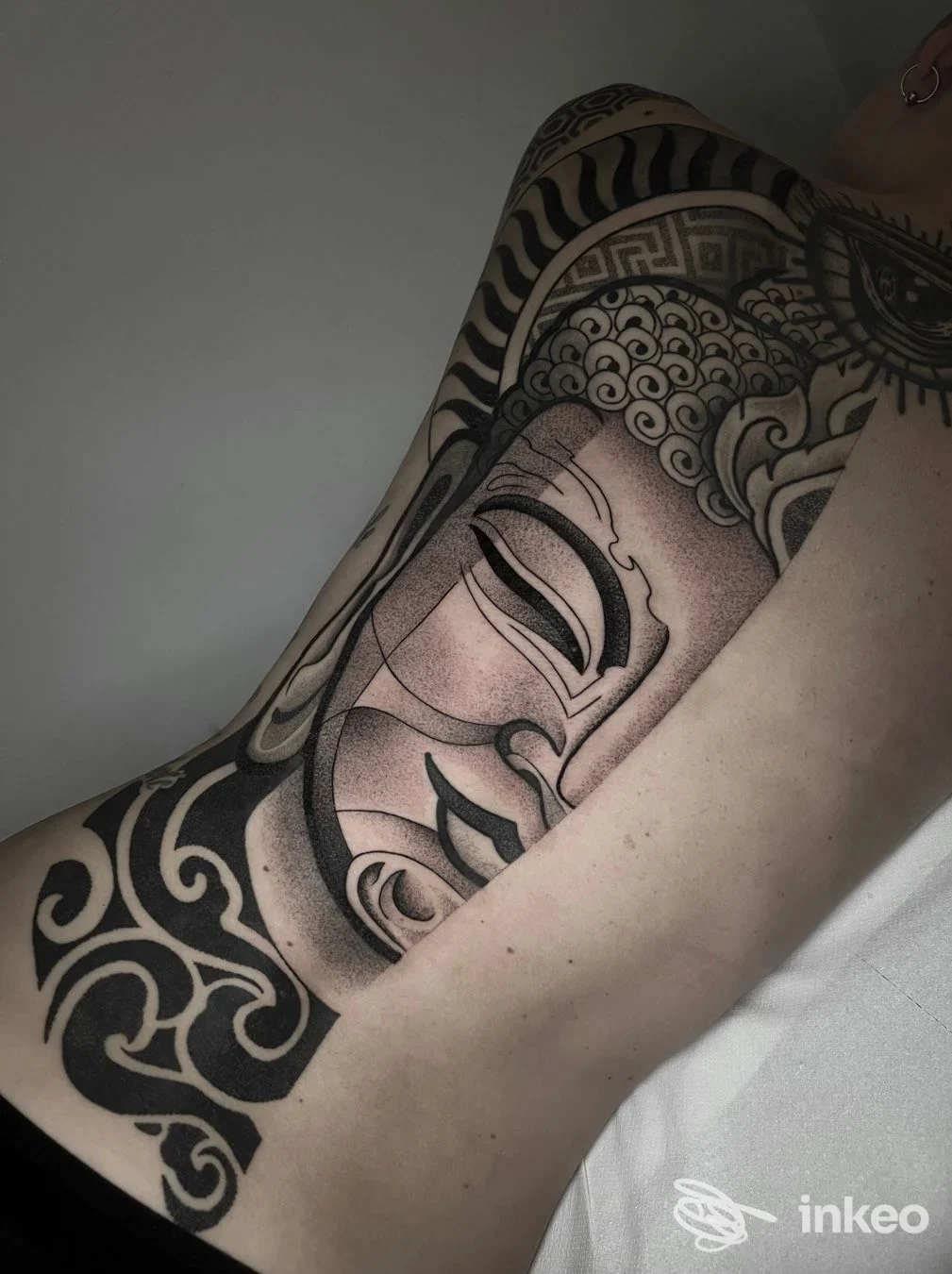 Tatuaggio esteso di Buddha in bianco e nero sul fianco/costato con dettagli dotwork e motivi geometrici, eseguito da Veracruz Tattoo Torino, Torino.