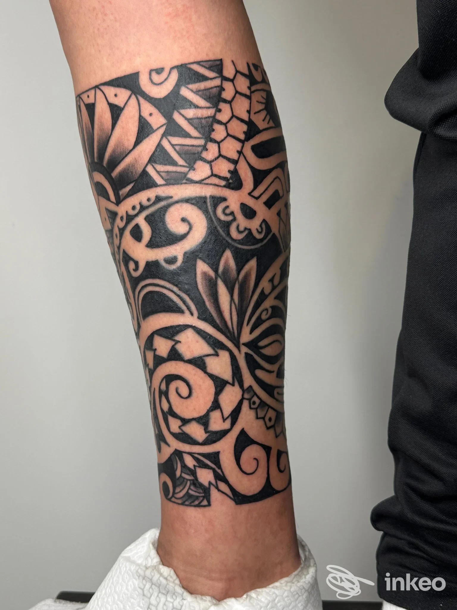 Foto dell'avambraccio con tatuaggio blackwork/geometrico realizzato da Wild Art Tattoo Studio, Torino.